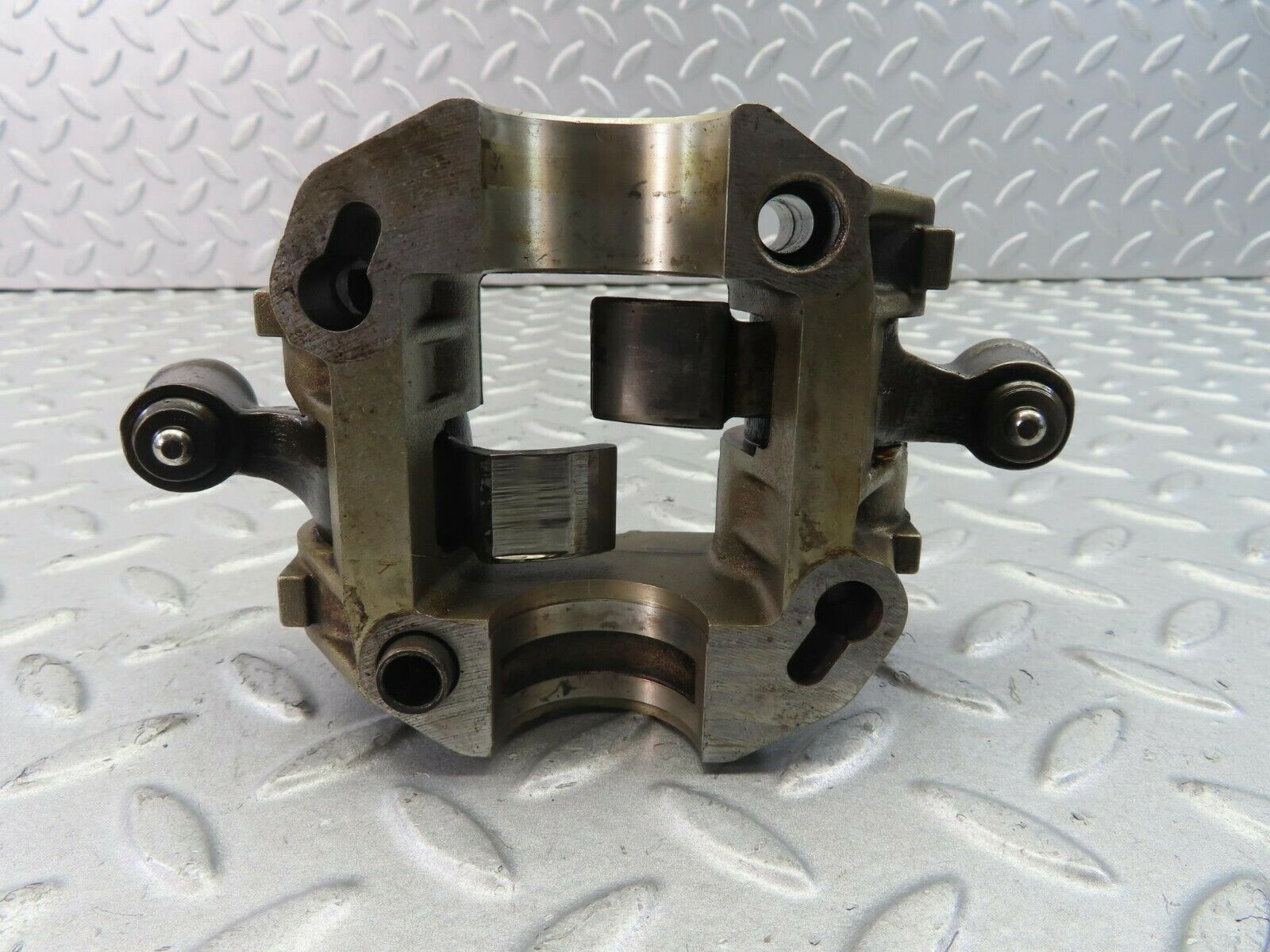 8574 Mercedes-Benz S123 Rocker Arms Camshaft Bearing Block 1020510110