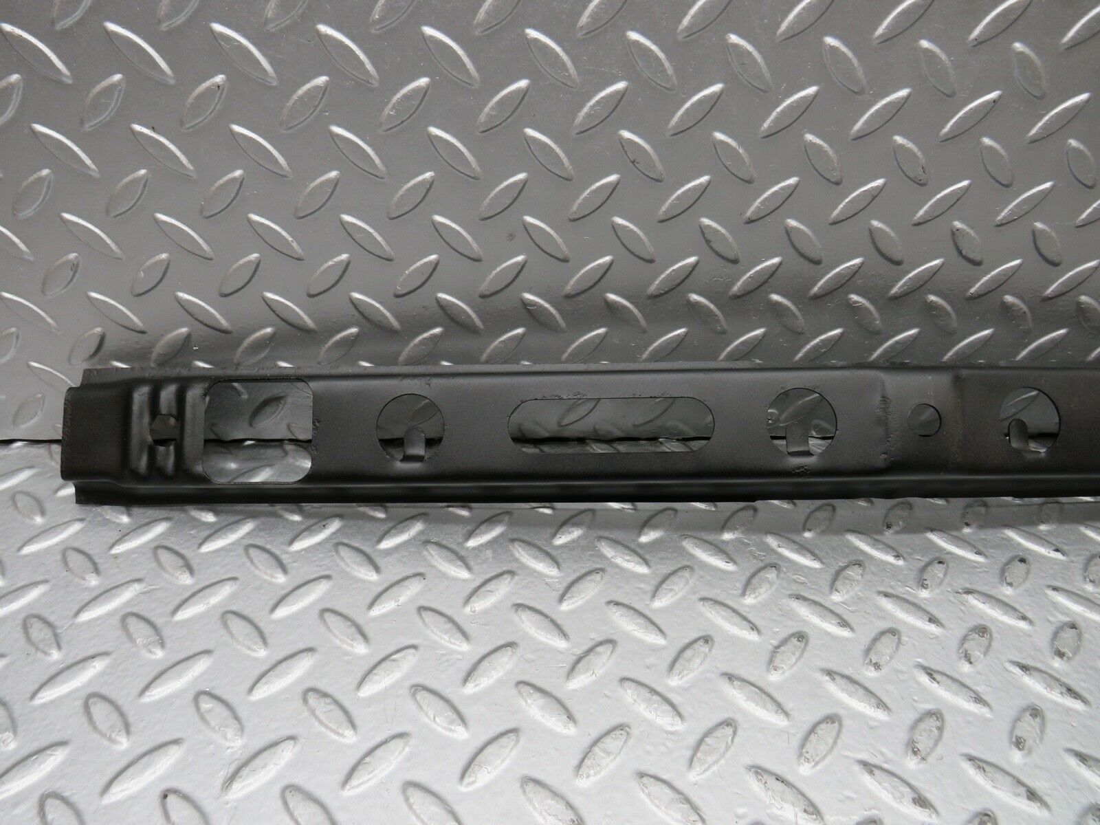 21872 Mercedes-Benz W123 Front Bumper Centre Bracket