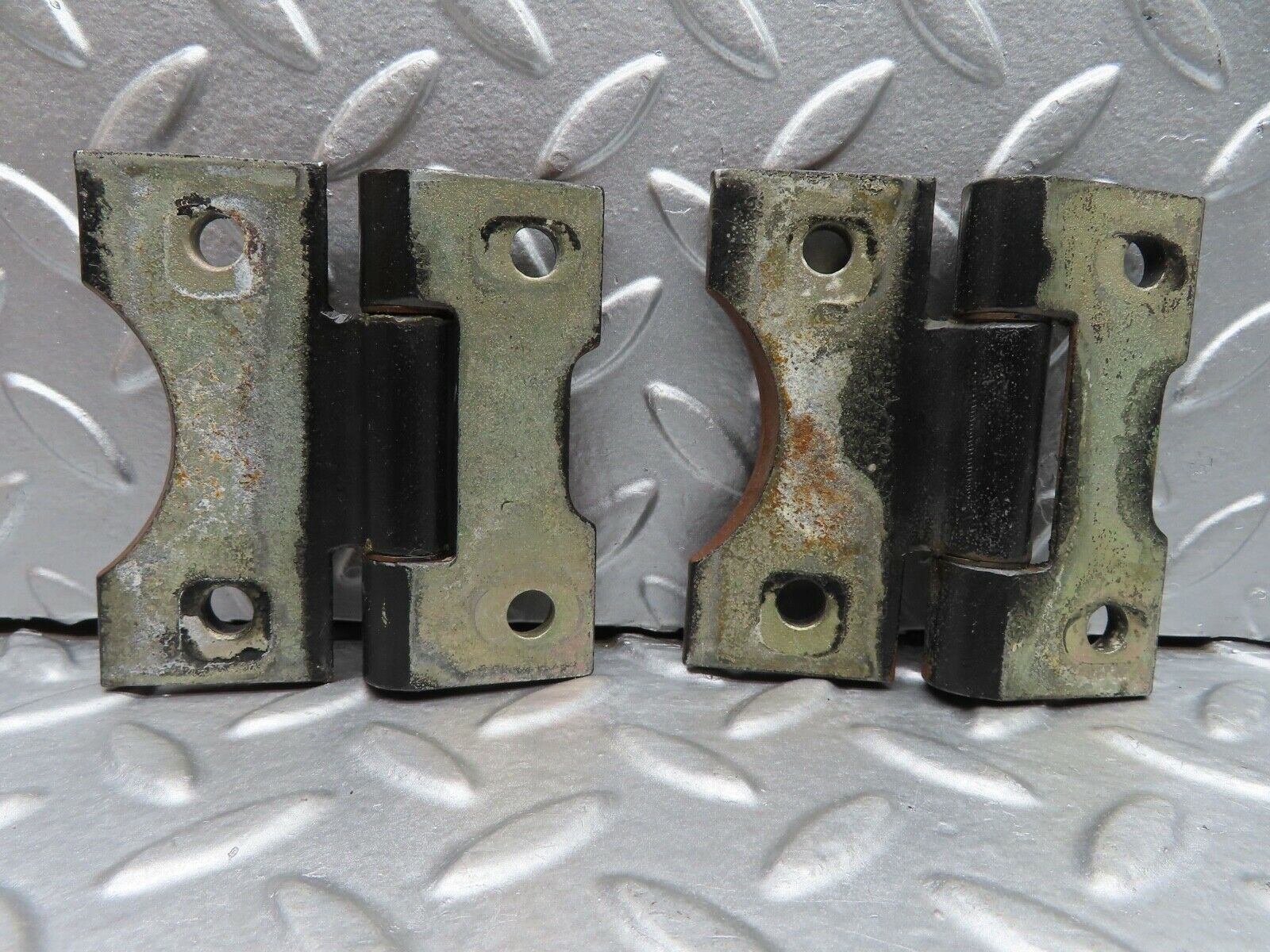 21069 Mercedes-Benz W123 230E Door Hinges Pair 1237200037