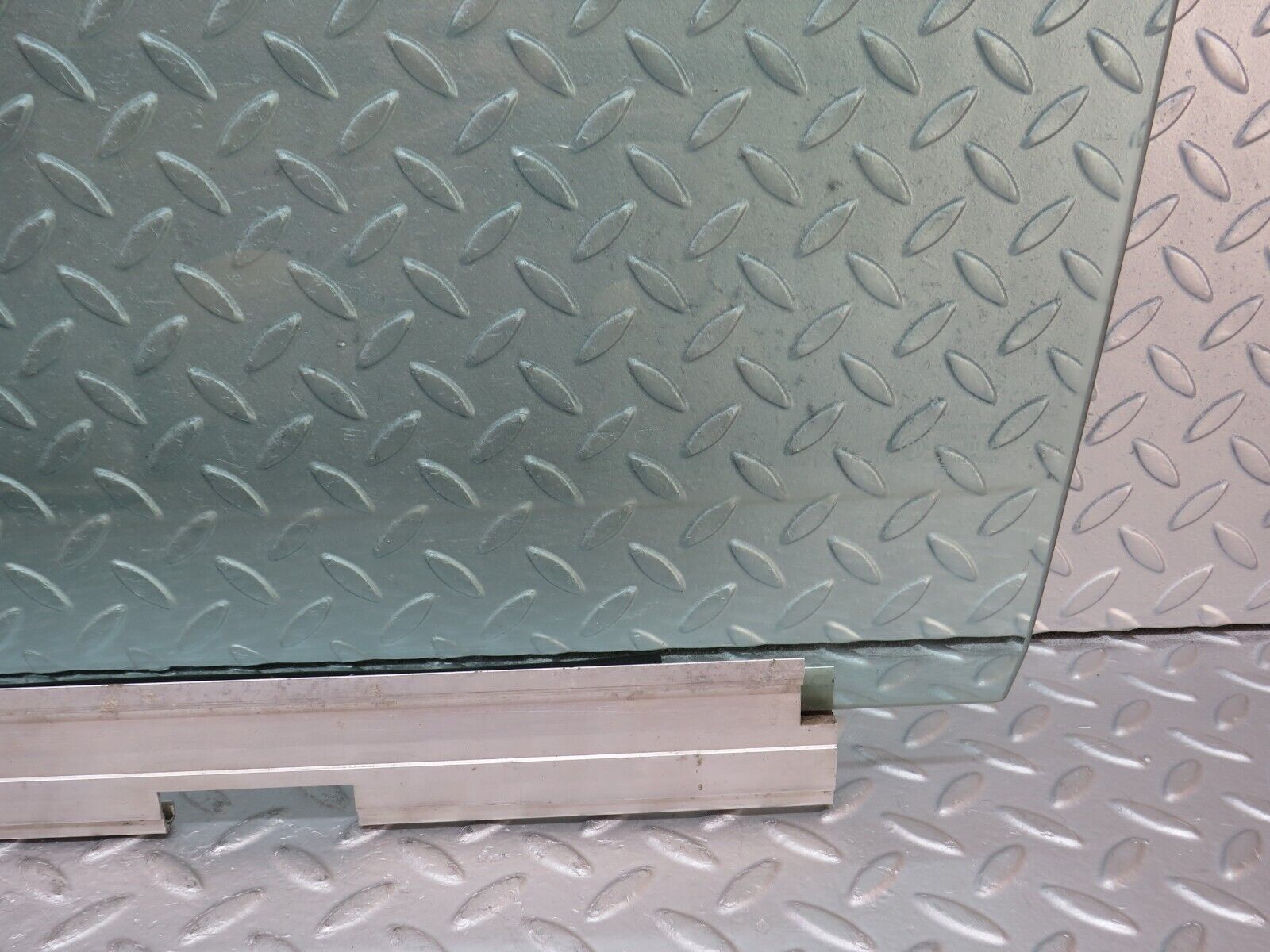 36037 Mercedes-Benz W126 420SE Front Left Door Window Glass