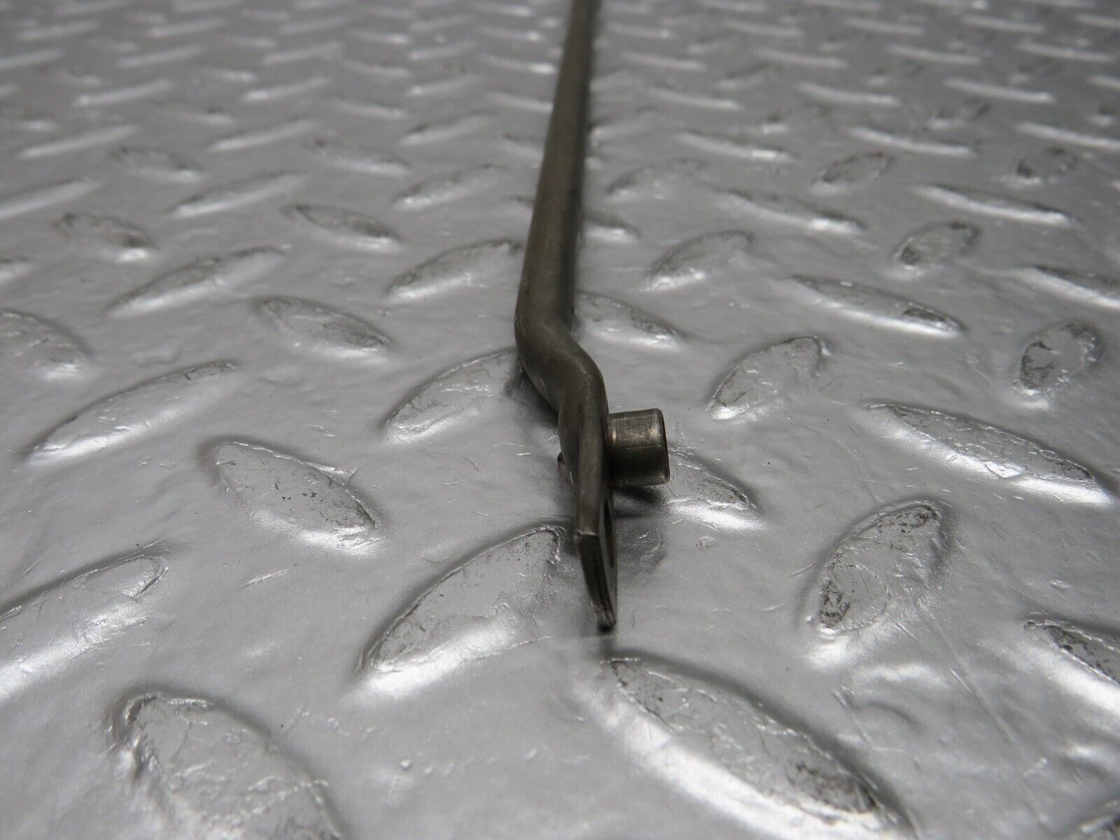 31076 Mercedes-Benz W123 200D Camshaft Oil Tube