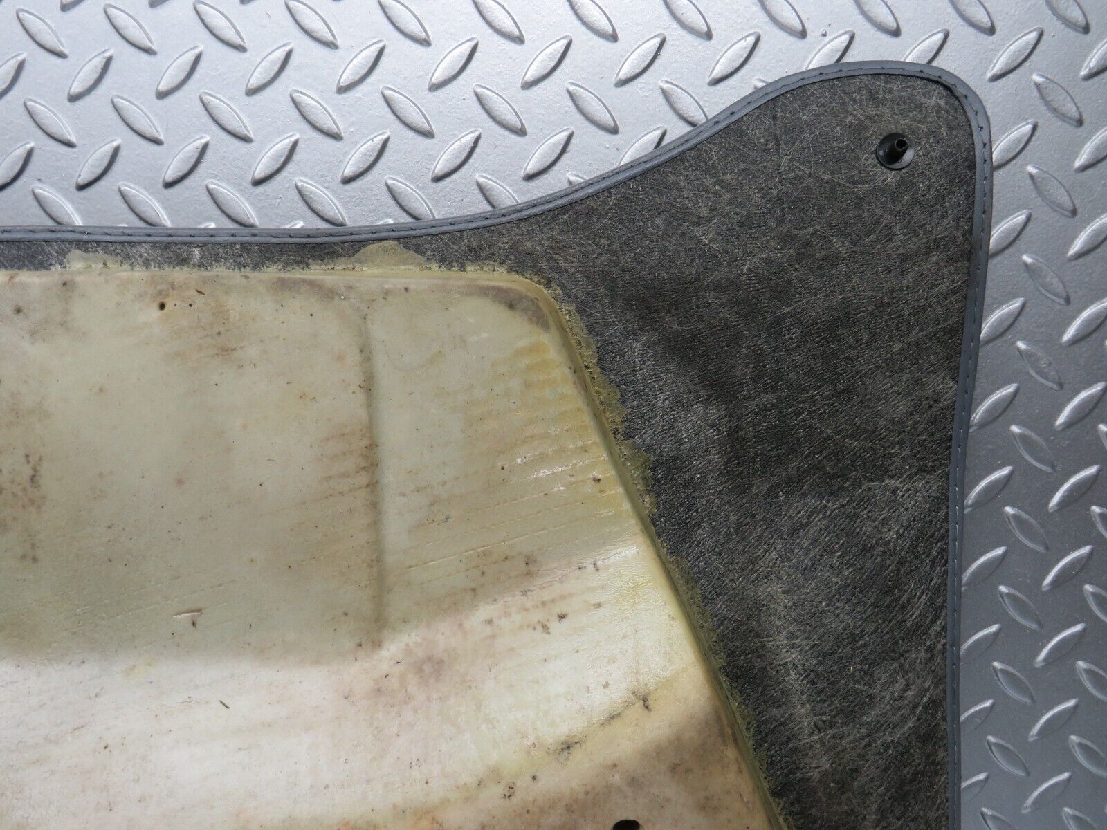 31411 Mercedes-Benz S124 220TE Wagon Front Right Floor Mat