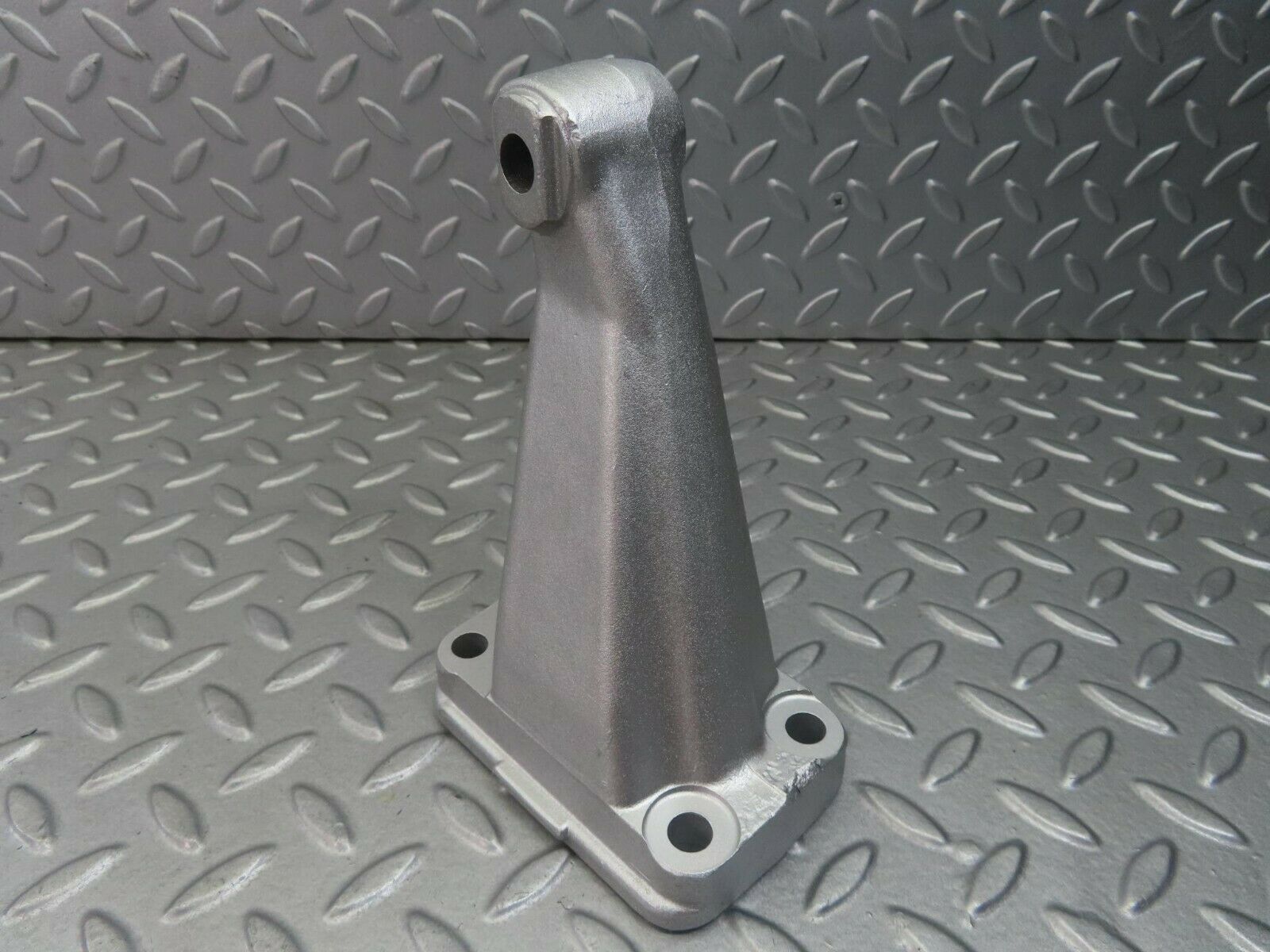 8335 Mercedes-Benz W115 Engine Mount Bracket Right Side 1152230504