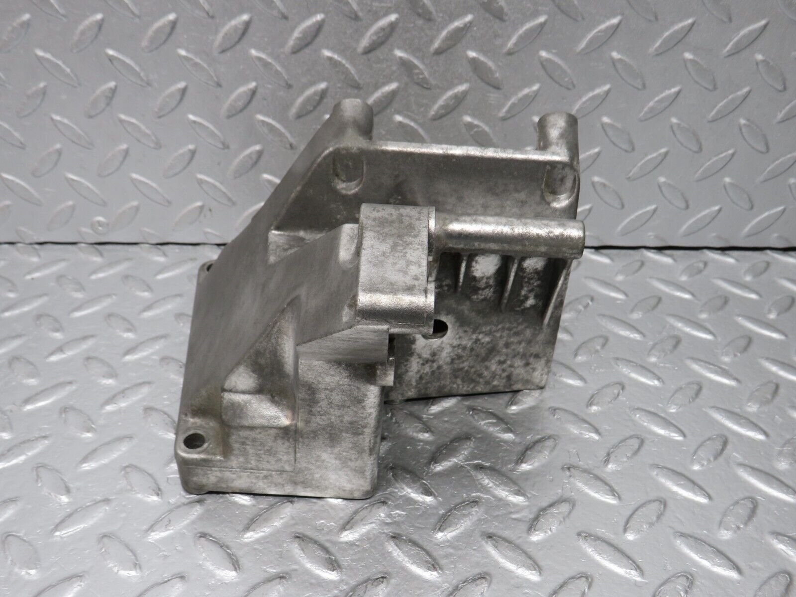 38814 Mercedes-Benz W201 190E 2.6L Power Steering Pump Bracket 1264660641