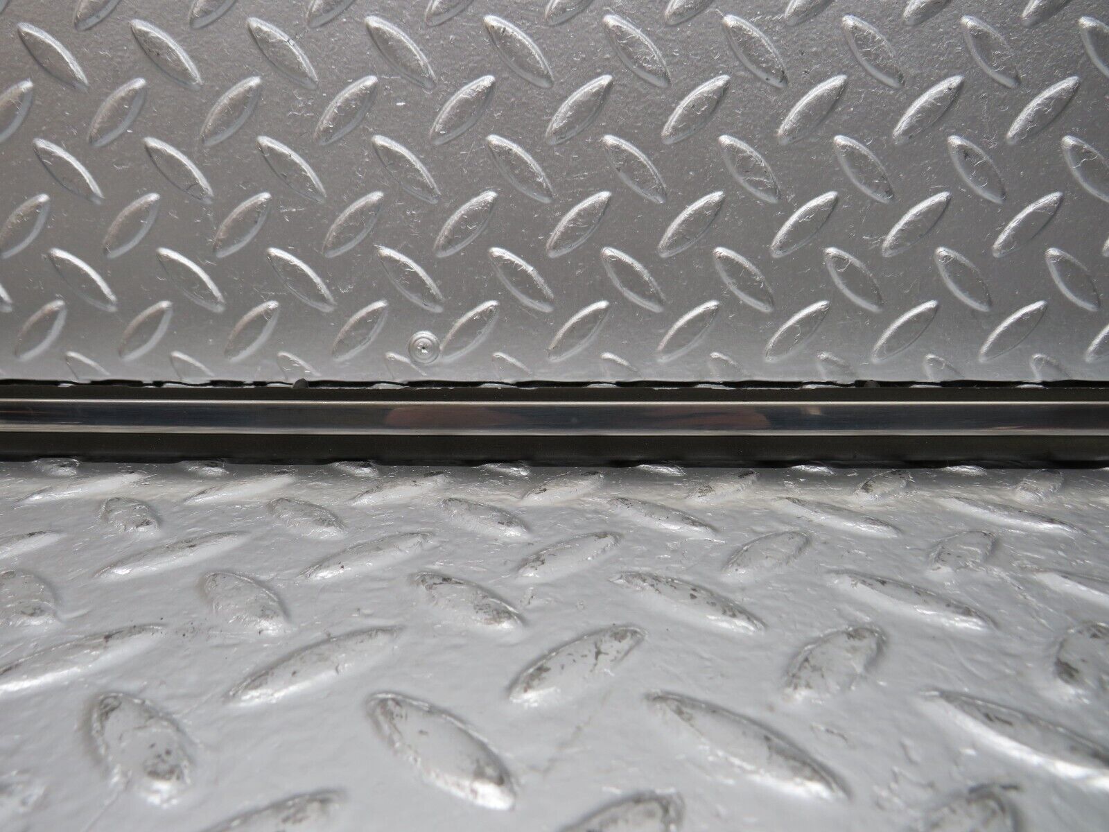 31098 Mercedes-Benz W123 200D Front Right Door Centre Moulding Trim