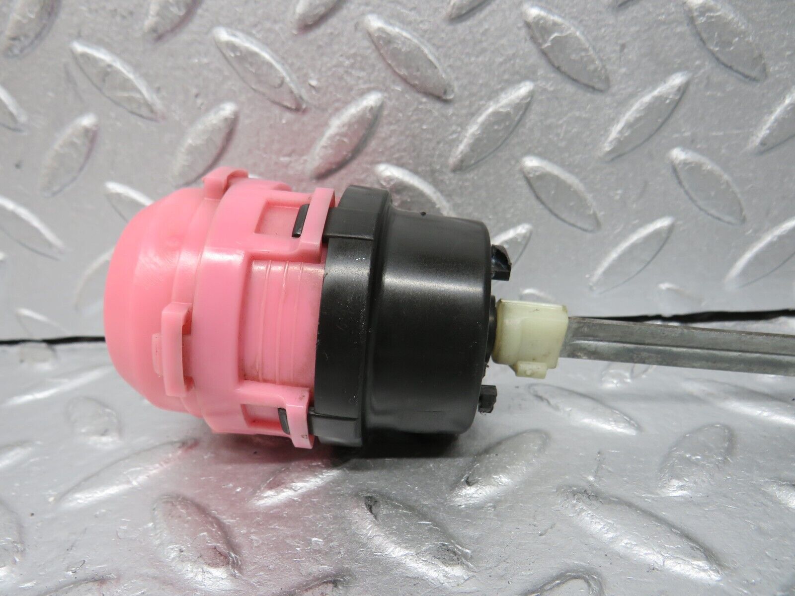 38057 Mercedes-Benz A124 320E Cabriolet Heater Box Vacuum Actuator