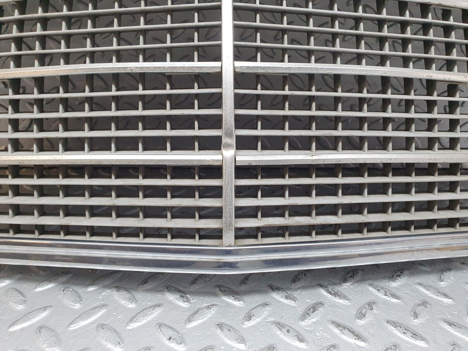 41221 Mercedes-Benz W126 300SE Bonnet Grill Chrome 1268880423