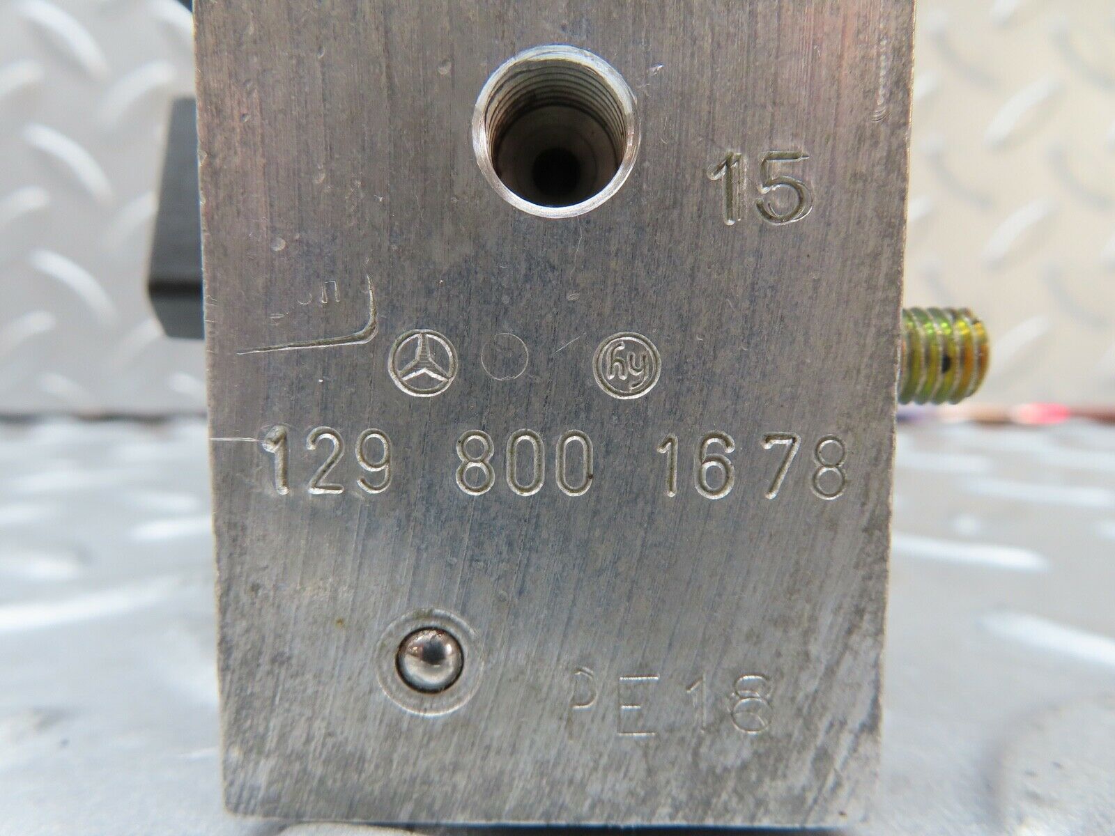 17472 Mercedes-Benz R129 300SL Coupe Soft Top Hydraulic Valve Block Right Side