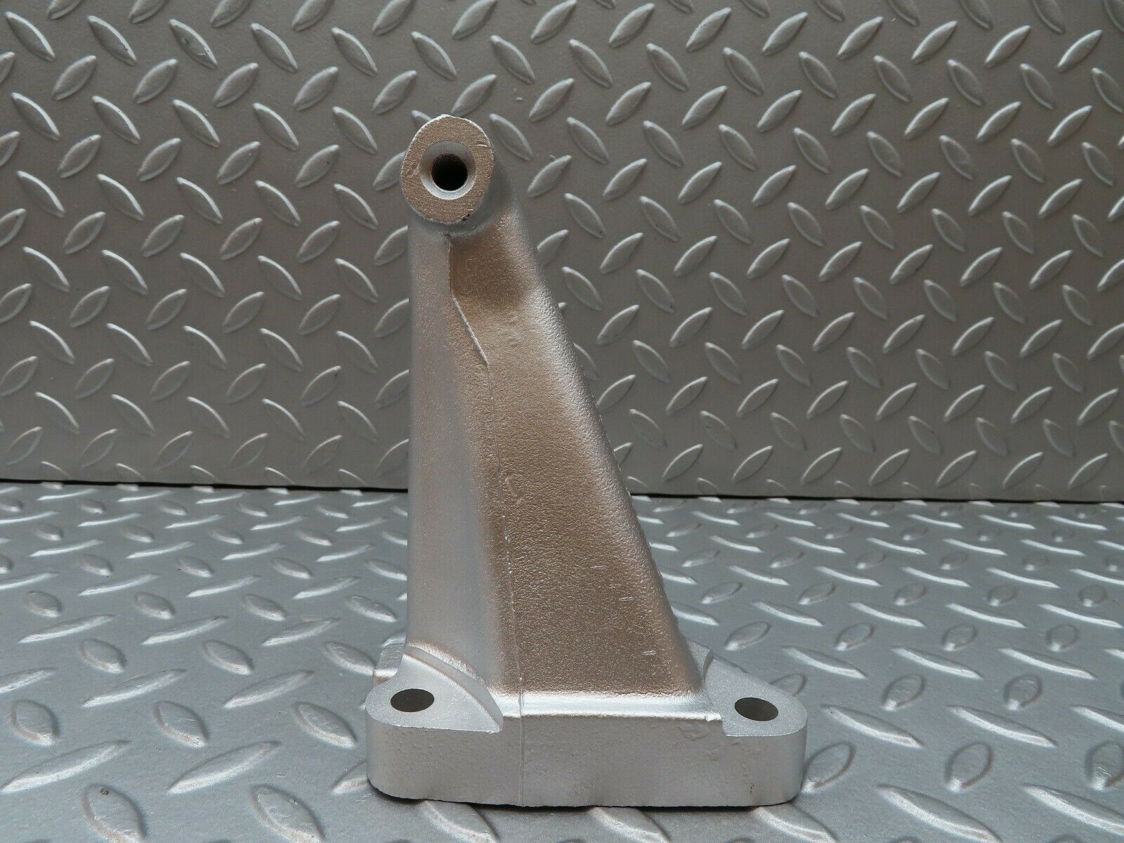 3832 Mercedes-Benz S123 200T Wagon Engine Mount Bracket Right Side 1022230304