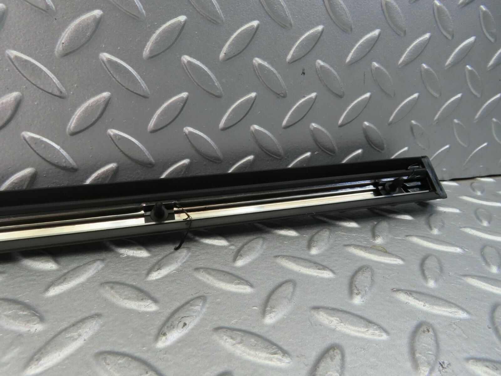 10290 Mercedes-Benz W116 Front Left Door Centre Moulding Trim