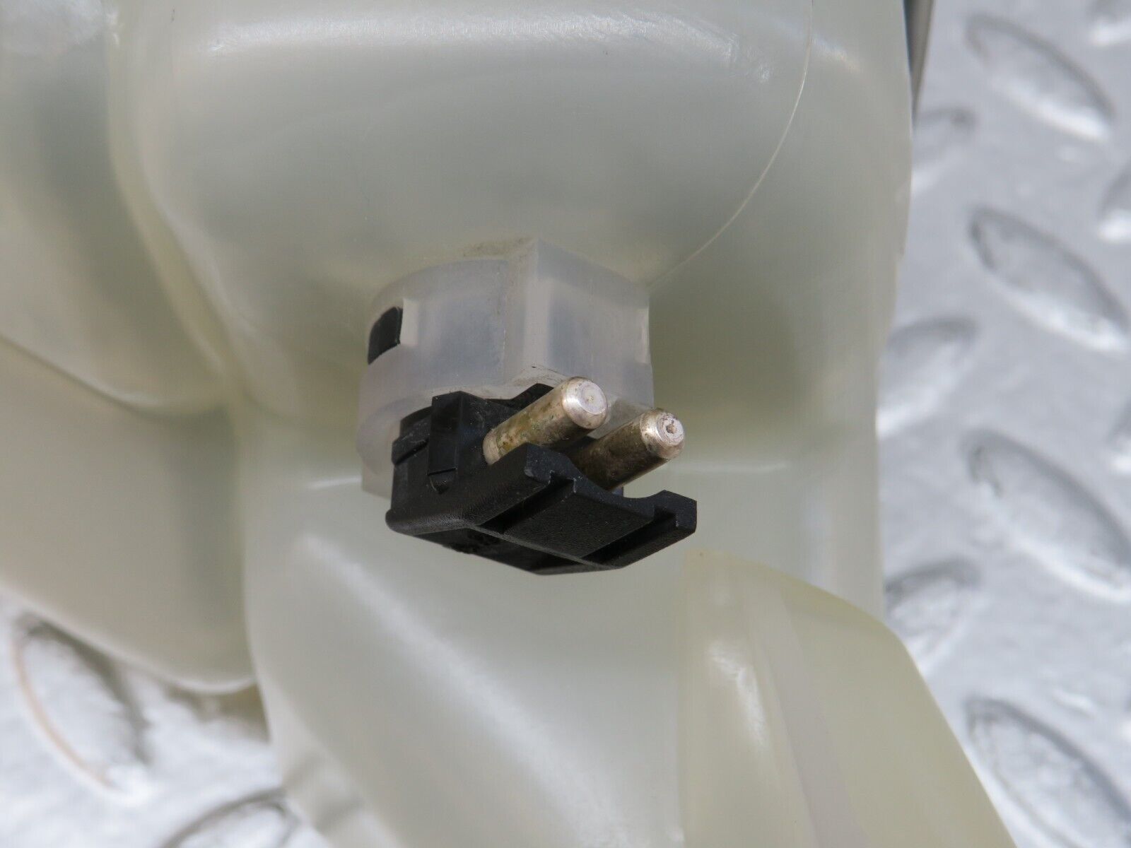 34712 Mercedes-Benz W210 320E Coolant Tank Reservoir 2105000849 1245000406