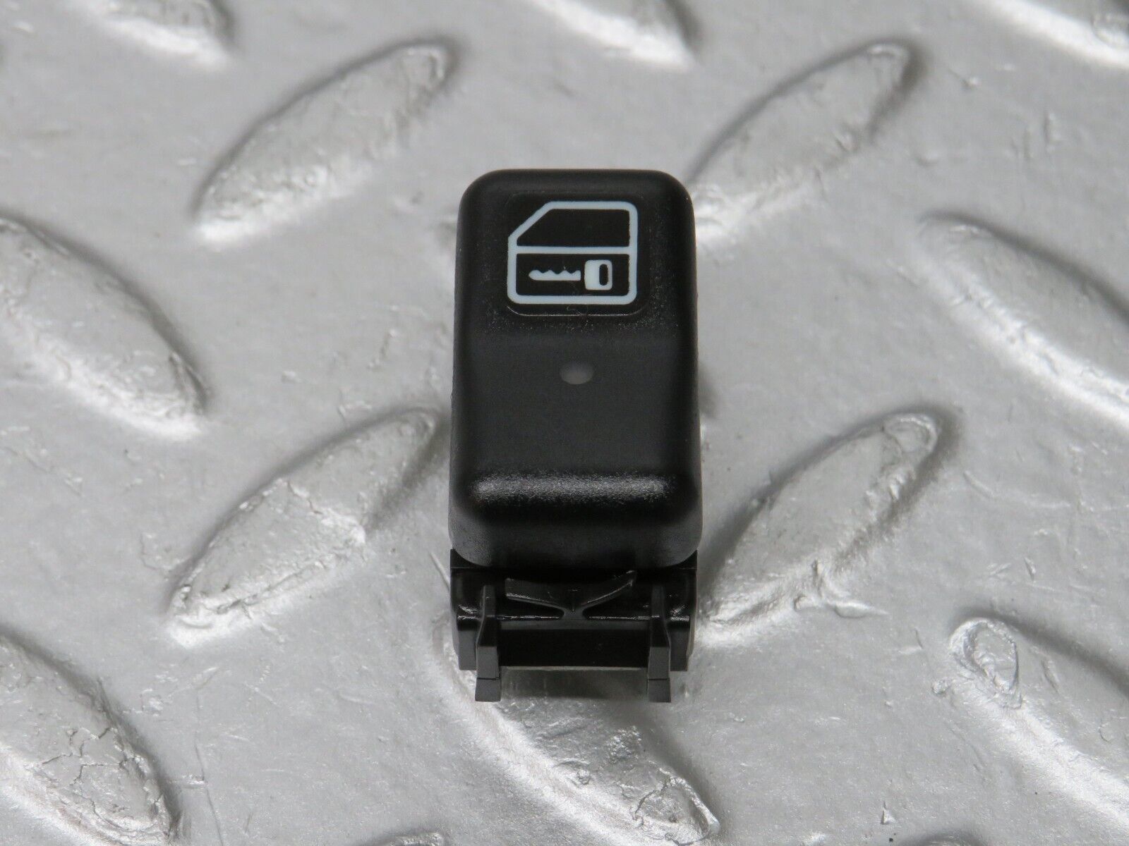 33332 Mercedes-Benz W202 C180 Central Locking Switch 2028204010