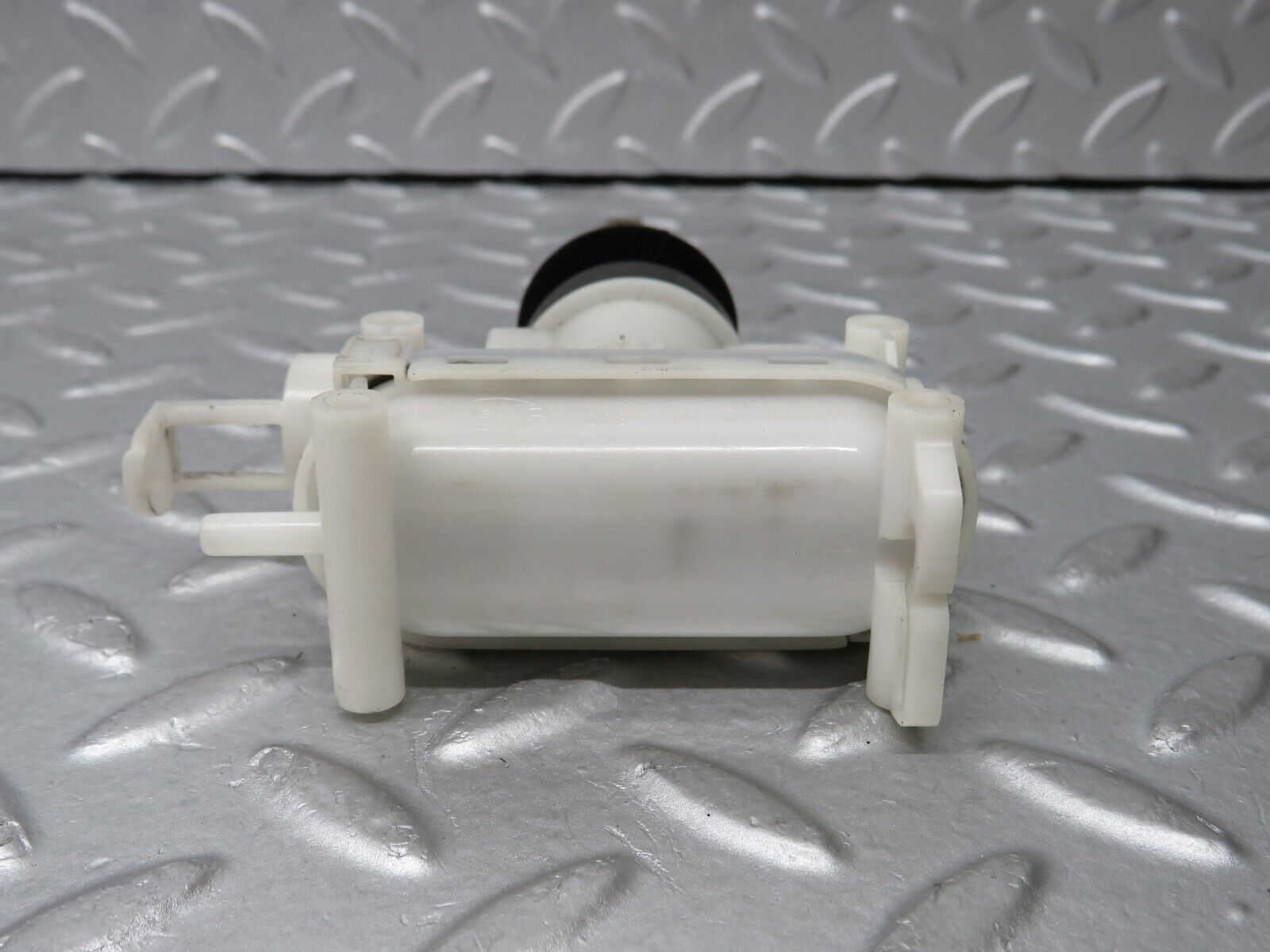 36150 Mercedes-Benz W126 420SE Front Left Door Lock Vacuum Actuator