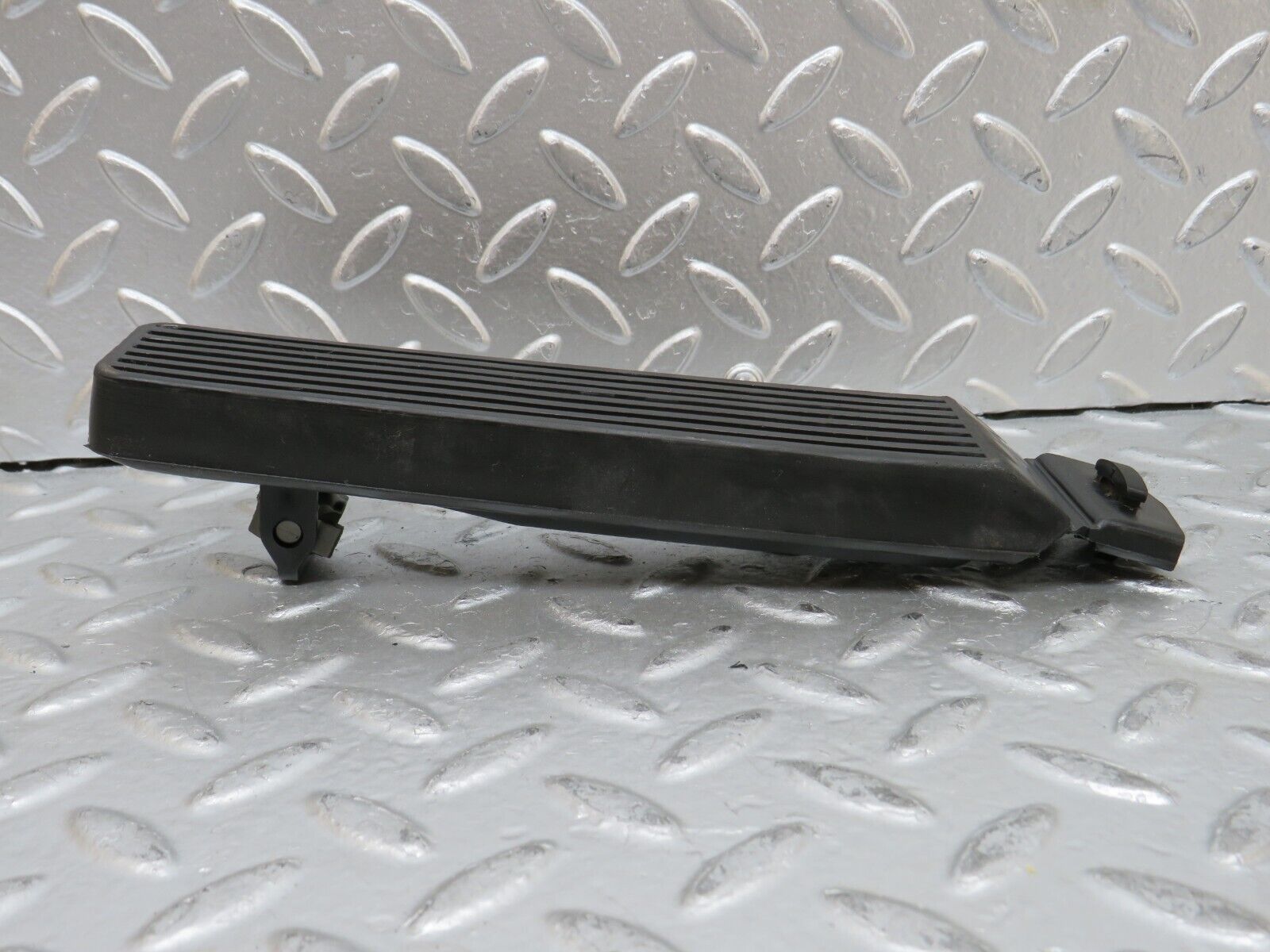 27923 Mercedes-Benz W123 280E Accelerator Pedal With Rubber 1233010082