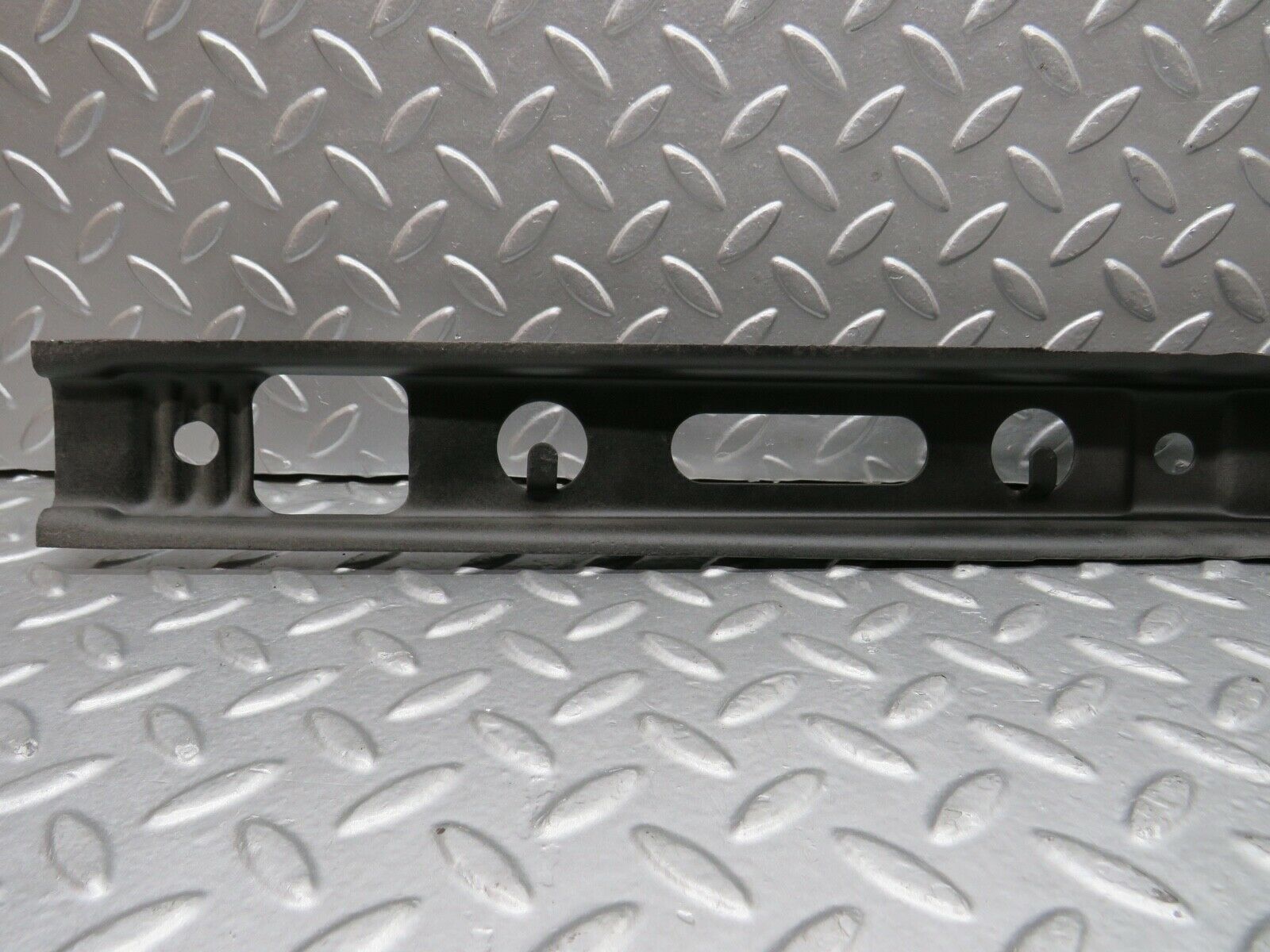 21872 Mercedes-Benz W123 Front Bumper Centre Bracket