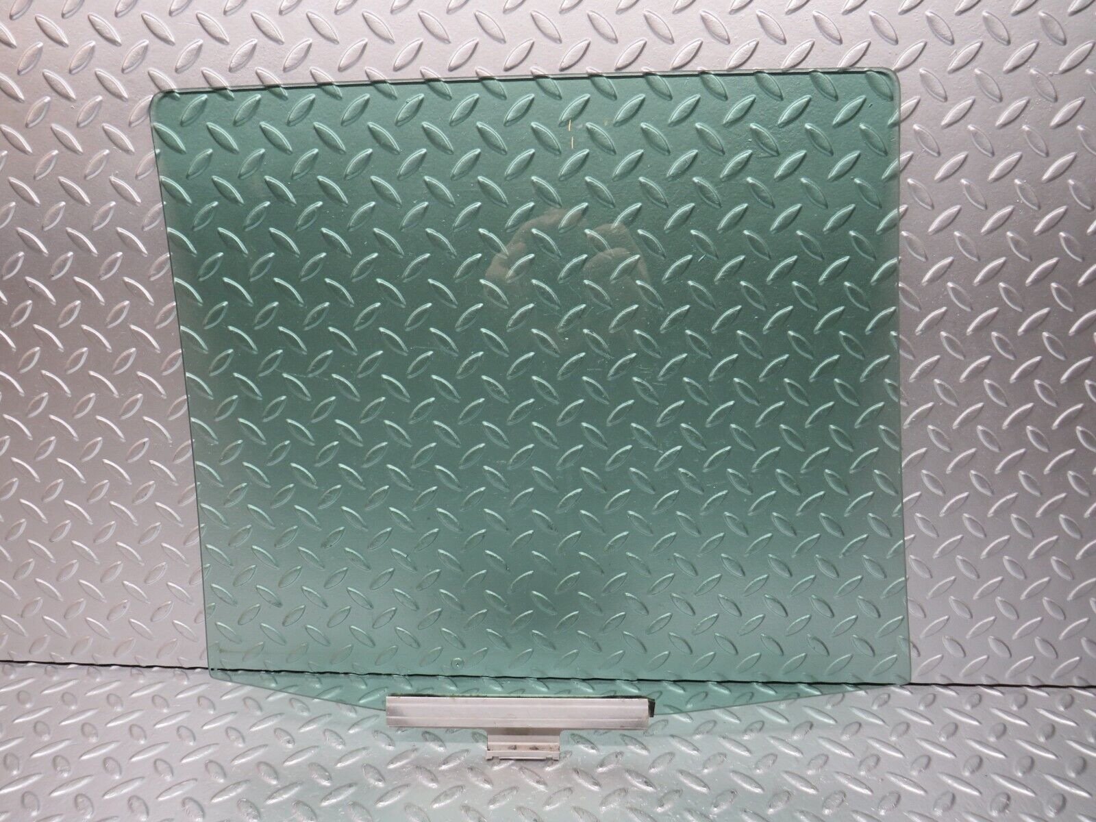 31476 Mercedes-Benz S124 220TE Wagon Rear Left Door Window Glass