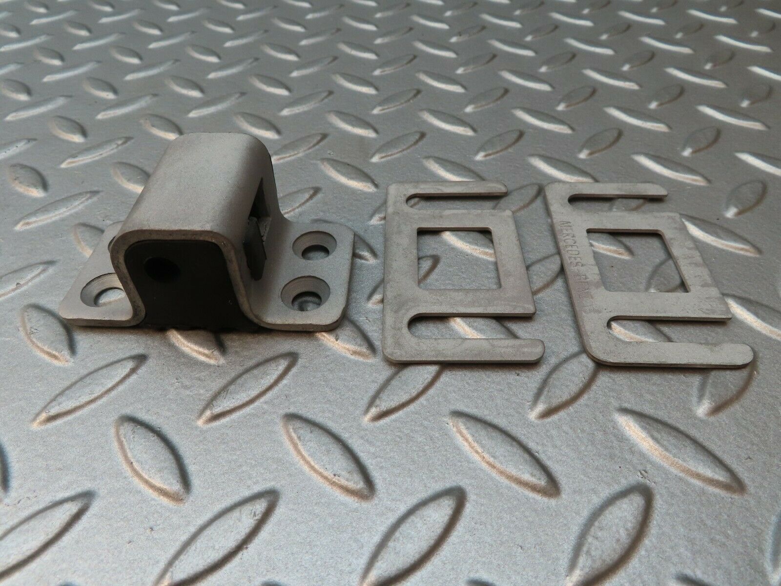 4221 Mercedes-Benz V123 240D LWB Door Lock Latch Left Side