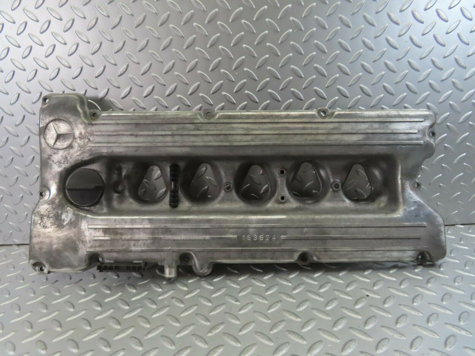10187 Mercedes-Benz C123 280CE Coupe Cylinder Head Valve Cover 1100160905