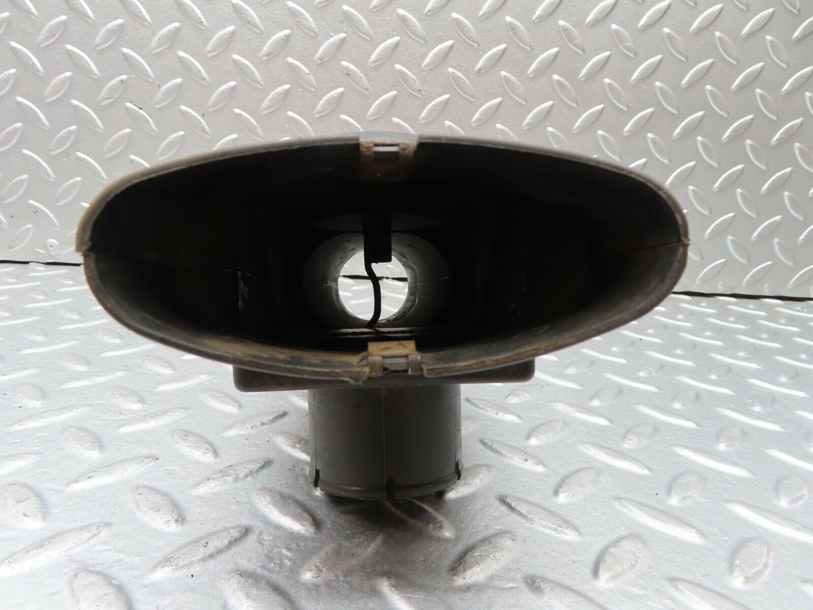 18190 Mercedes-Benz W123 200 Air Filter House Air Intake Valve