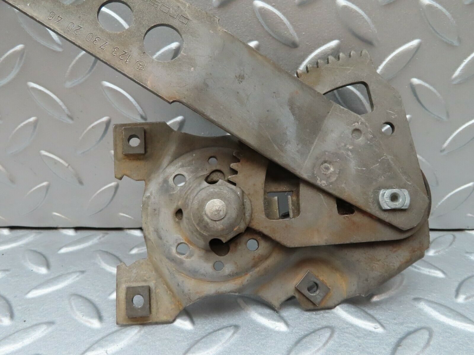 4481 Mercedes-Benz W123 230E Rear Right Manual Window Regulator 1237302046