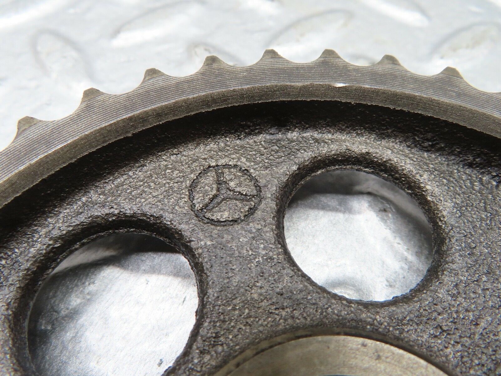 18071 Mercedes-Benz W123 200 Camshaft Timing Gear 1210520201