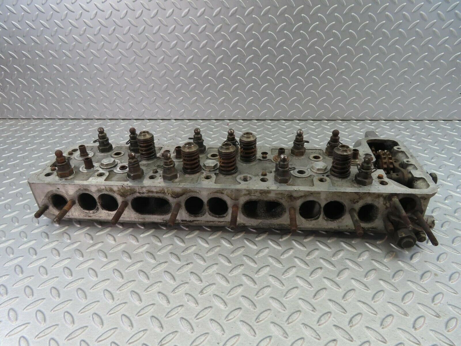 8666 Mercedes-Benz W111 Cylinder Head 1270104020