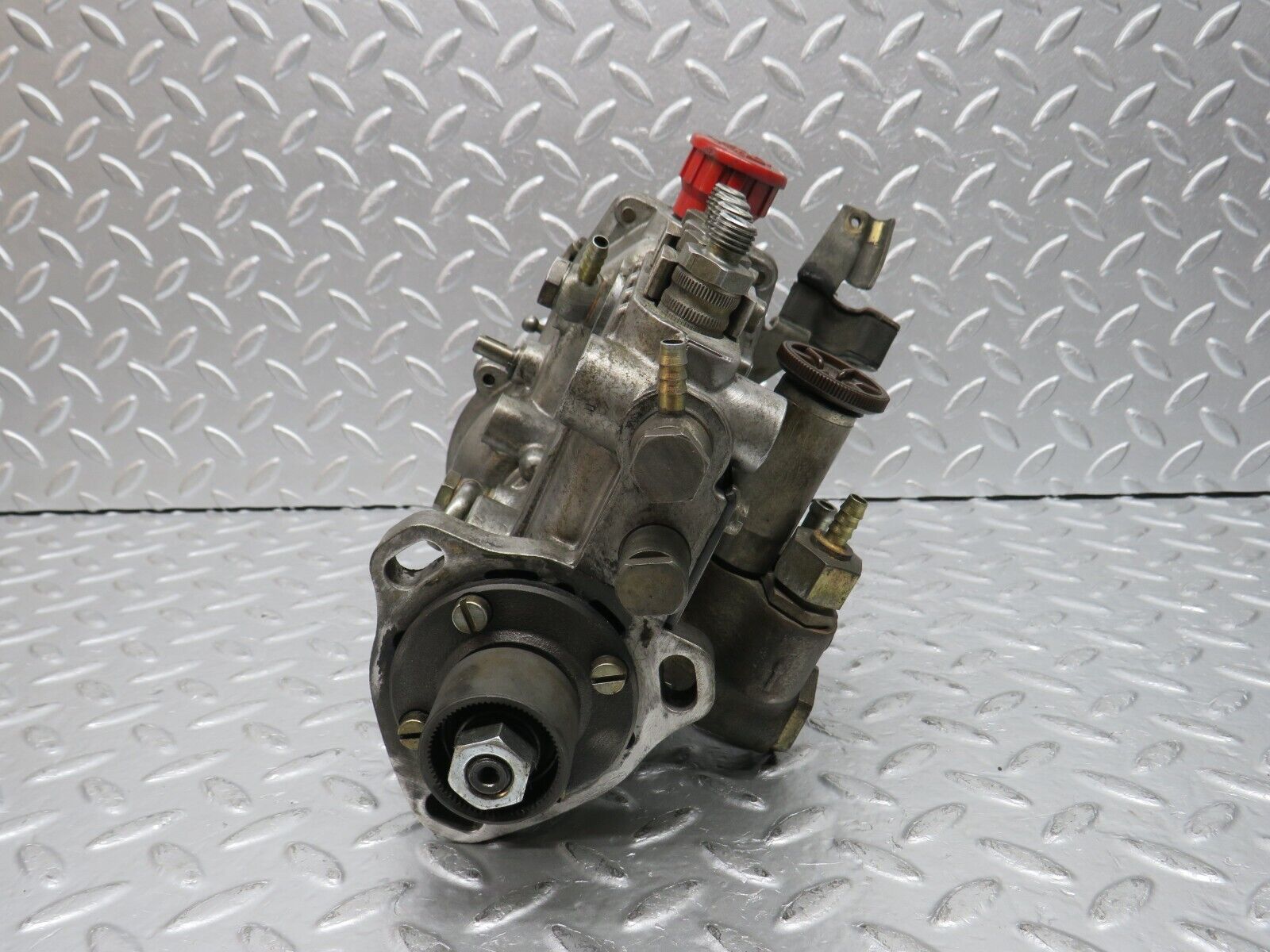 31102 Mercedes-Benz W123 200D Diesel Fuel Injection Pump Bosch 72210320 0400114074