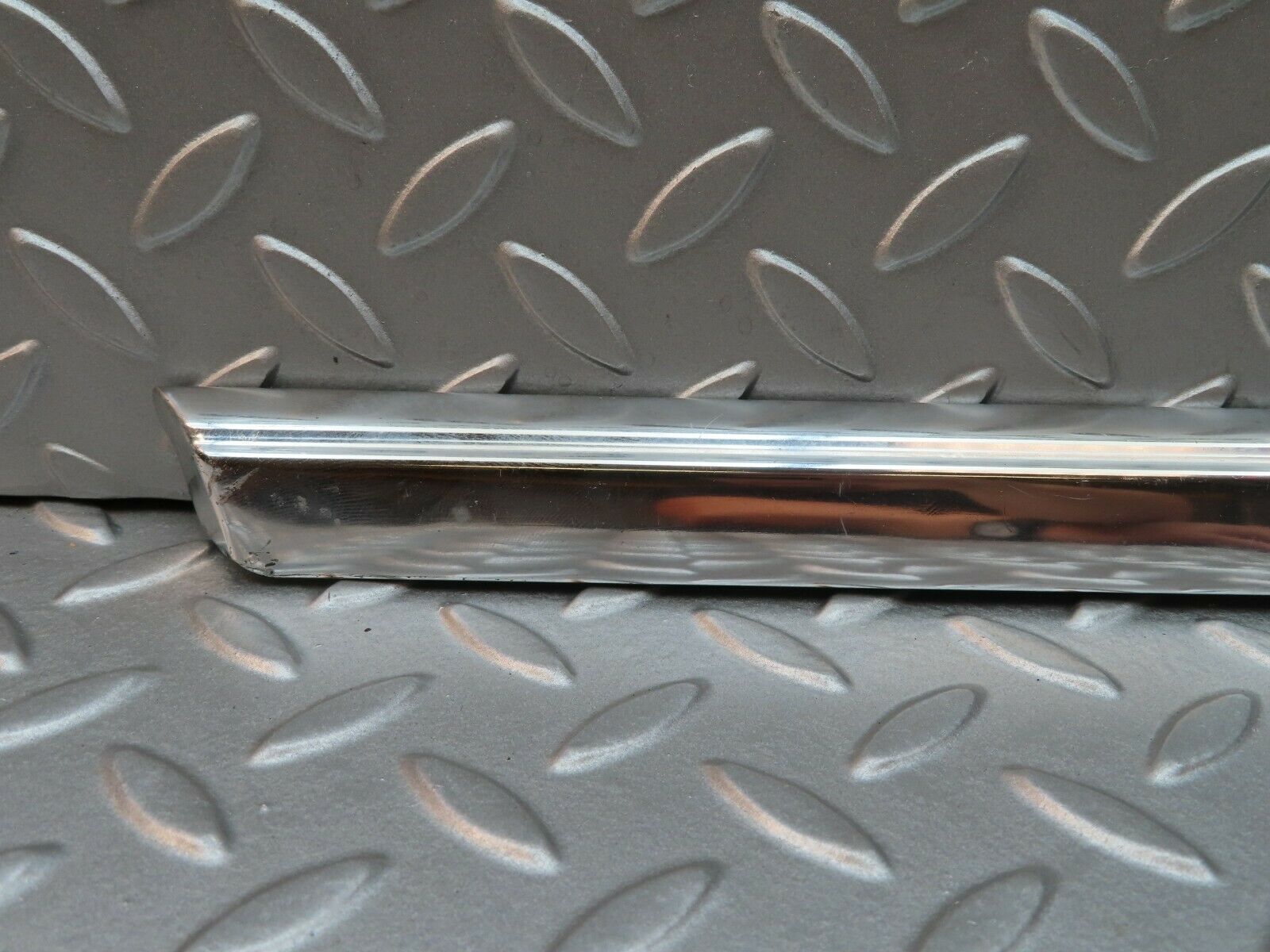 4691 Mercedes-Benz W114 280CE Coupe Right Door Chrome Moulding Trim