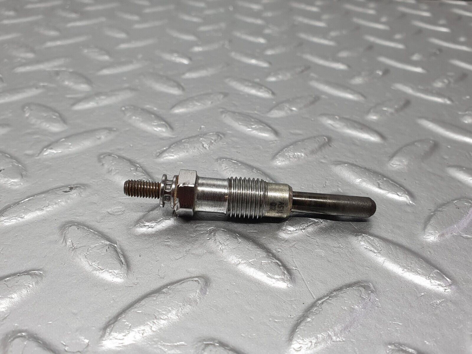 40845 Mercedes-Benz W123 300D Glow Plug Beru 0100221107