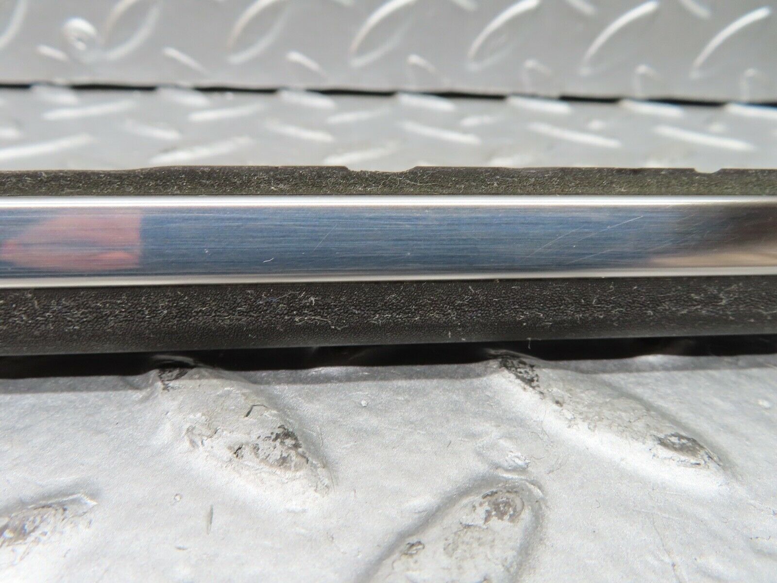 21102 Mercedes-Benz W123 230E Front Left Fender Wing Centre Moulding Trim