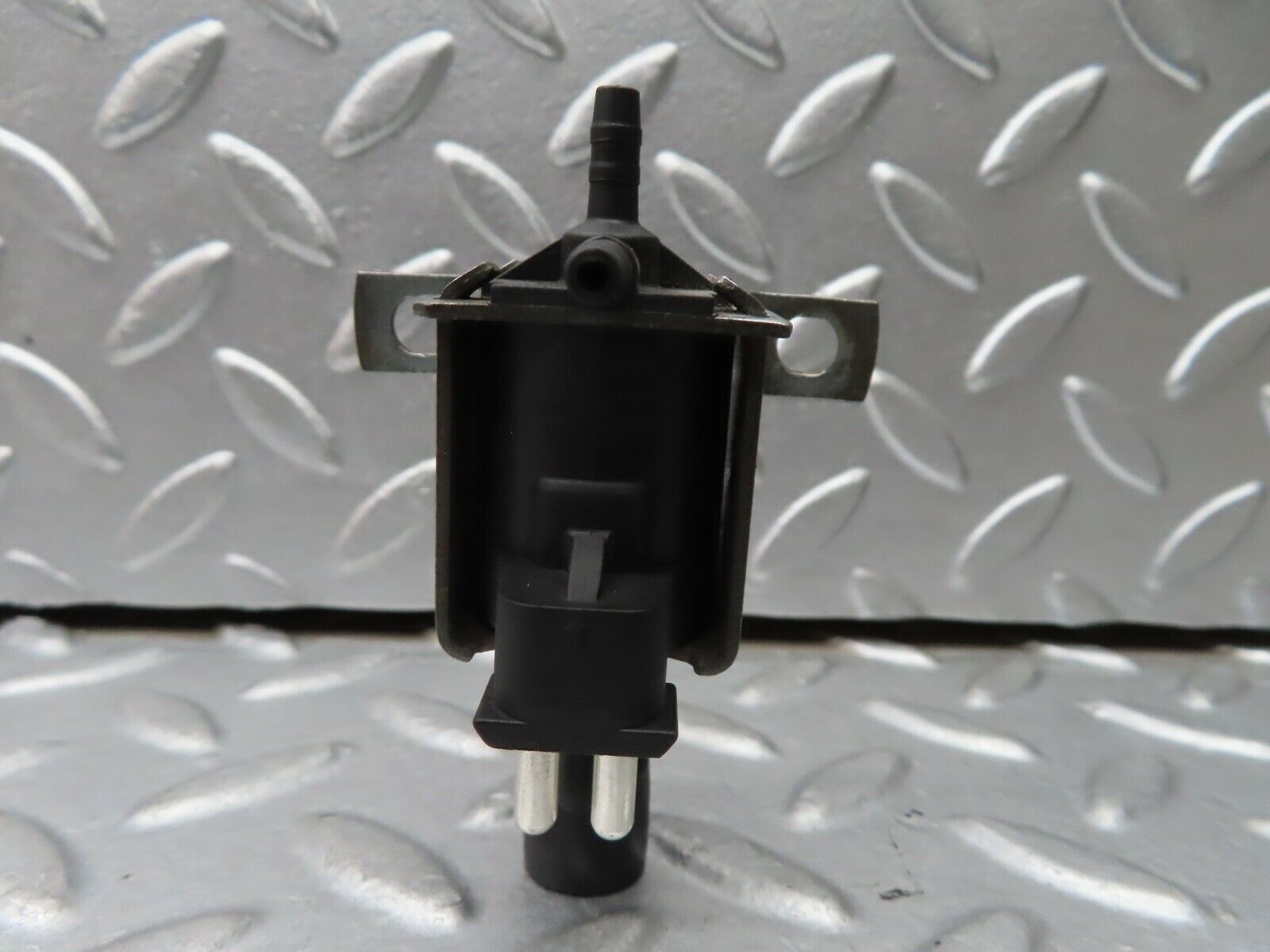 21591 Mercedes-Benz W126 300SE Vacuum Control Valve Pierburg 0015407097