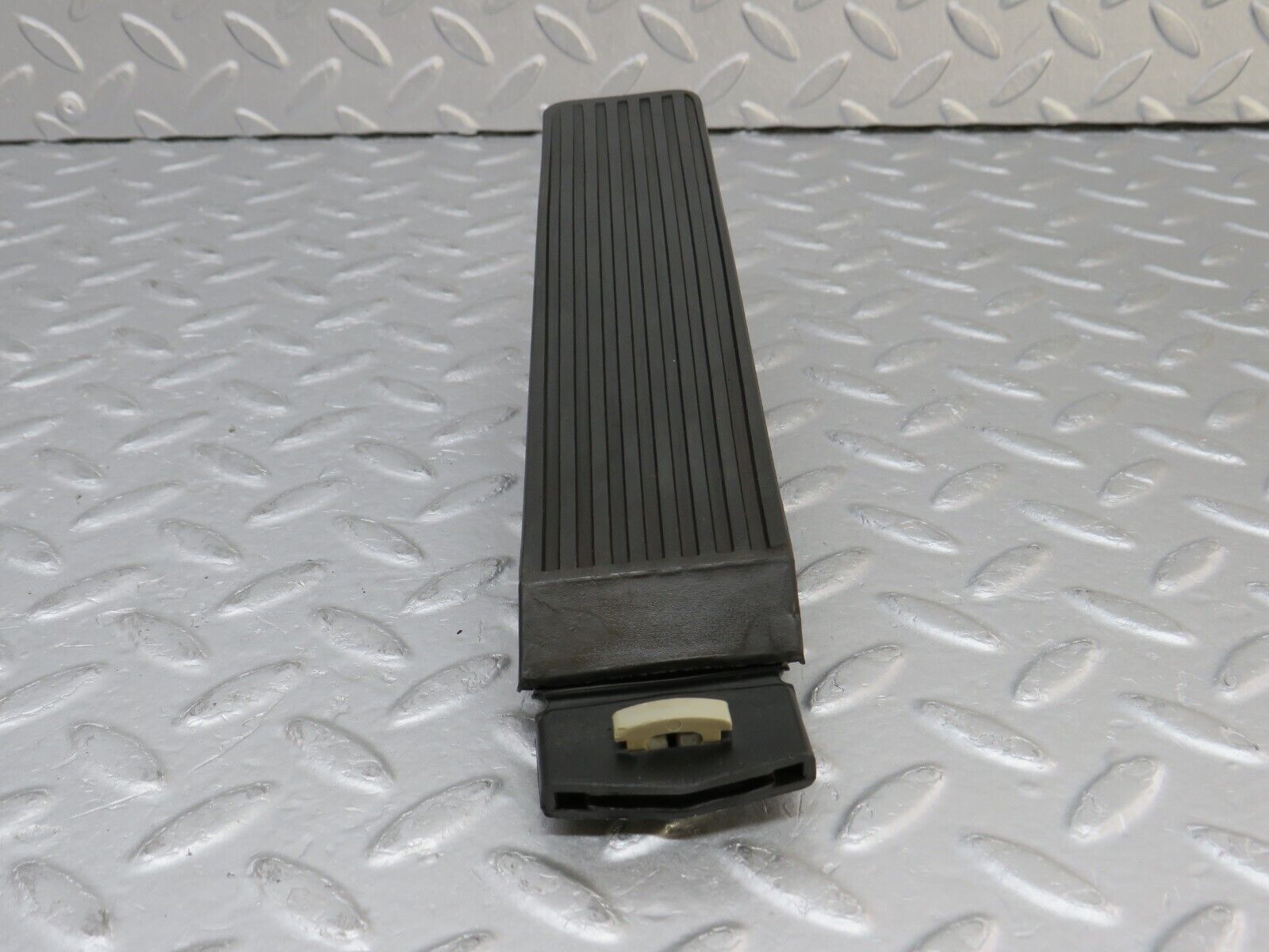 36568 Mercedes-Benz W201 190E 2.0L Accelerator Pedal & Rubber 1263000504 1233010082