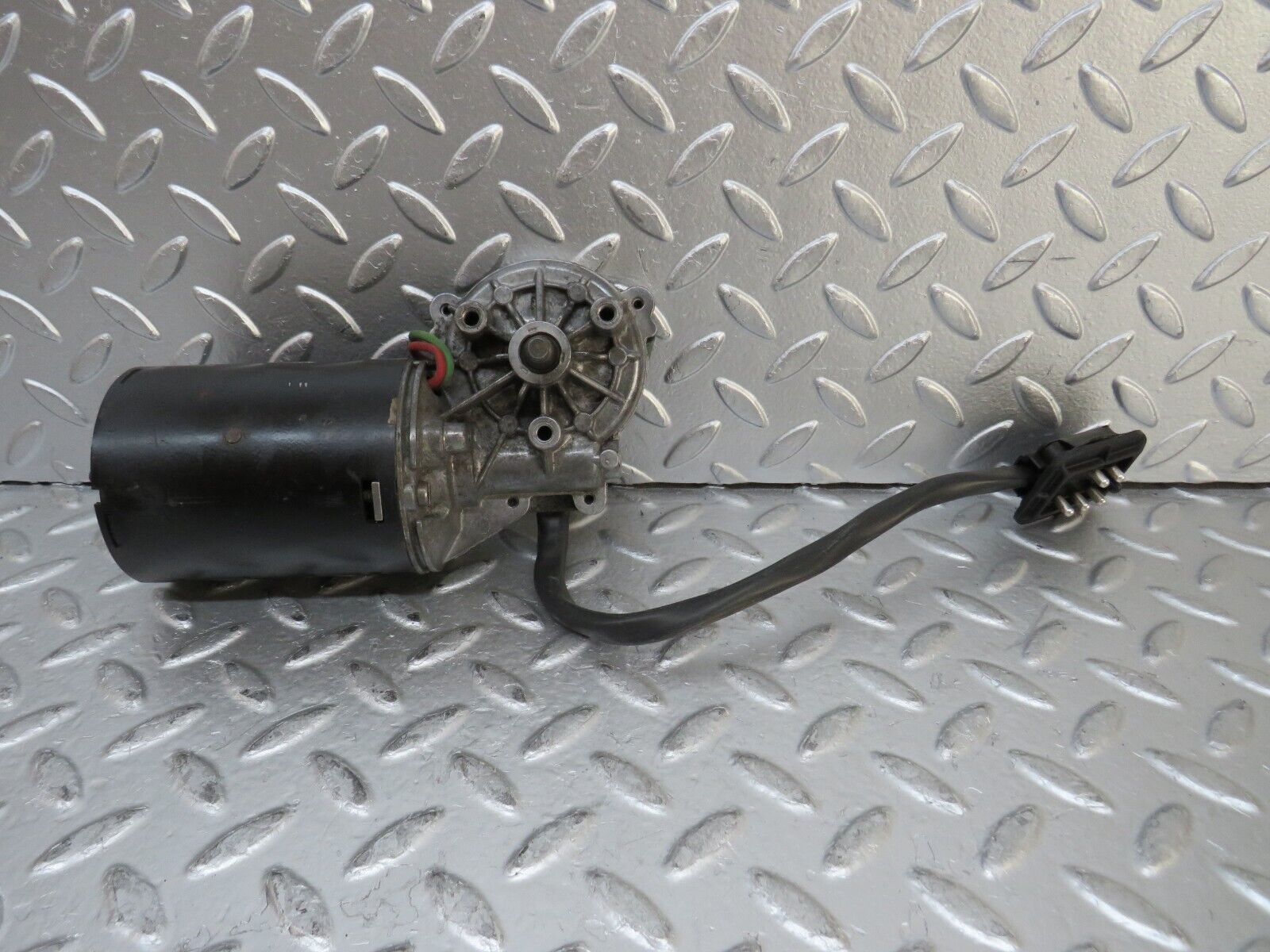 26923 Mercedes-Benz W123 240D Wiper Motor Bosch 0390341077