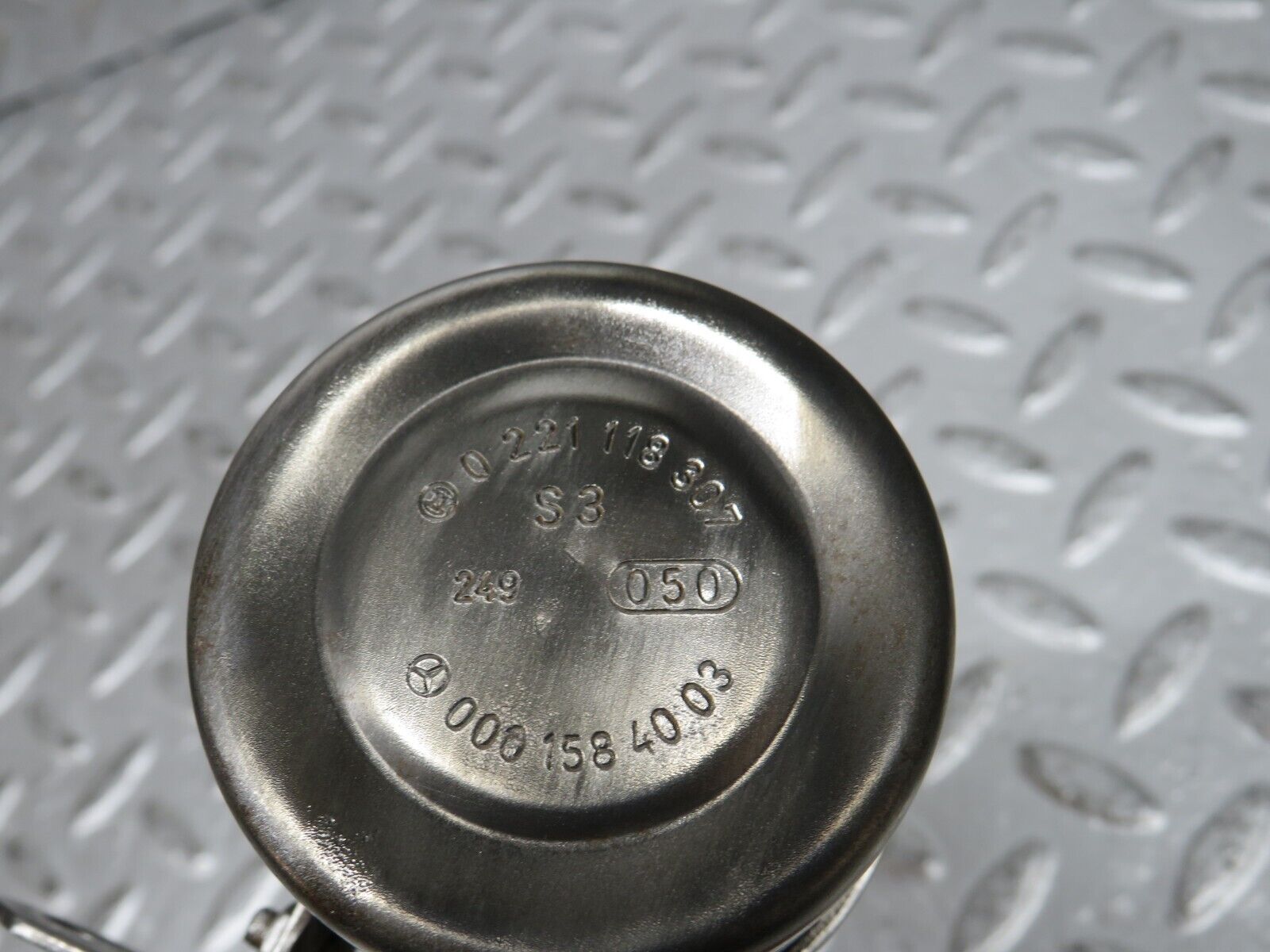 29730 Mercedes-Benz W123 230E Ignition Coil Bosch 0001584003 0221118307