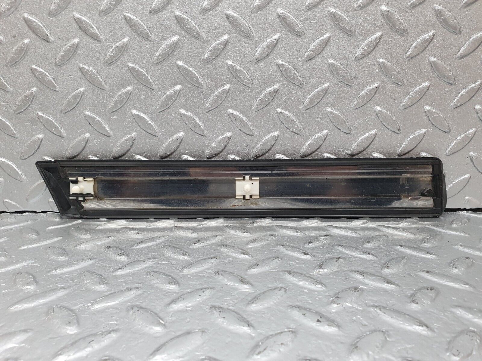 41425 Mercedes-Benz W124 200E Front Right Fender Wing Centre Moulding Trim