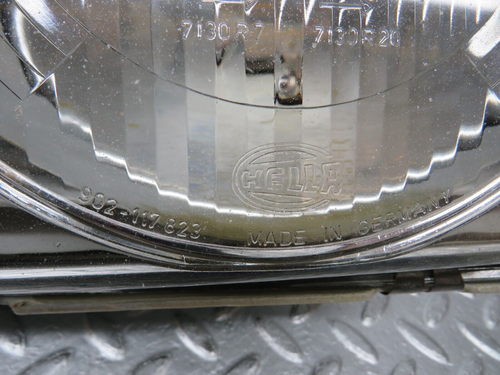 31058 Mercedes-Benz W123 200D Headlight Hella Left Side 117683-00