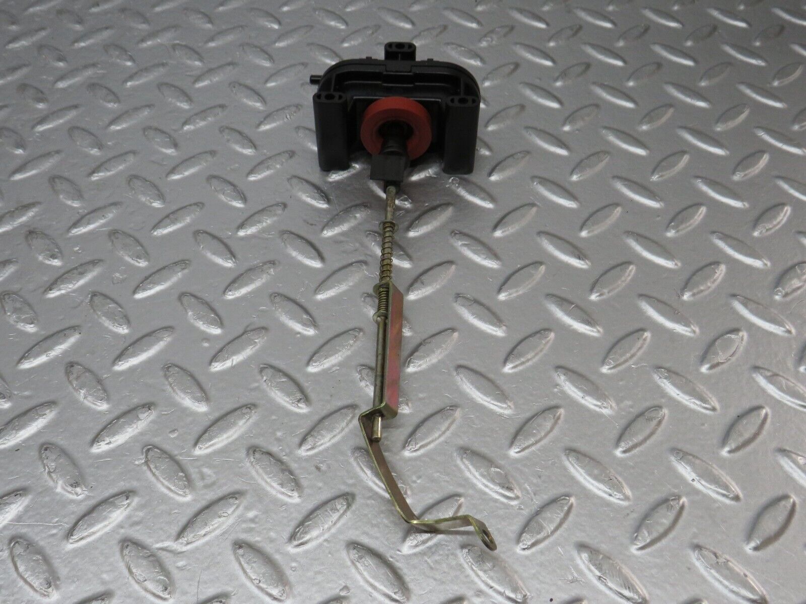 34333 Mercedes-Benz C126 380SEC Coupe Trunk Lock Vacuum Actuator