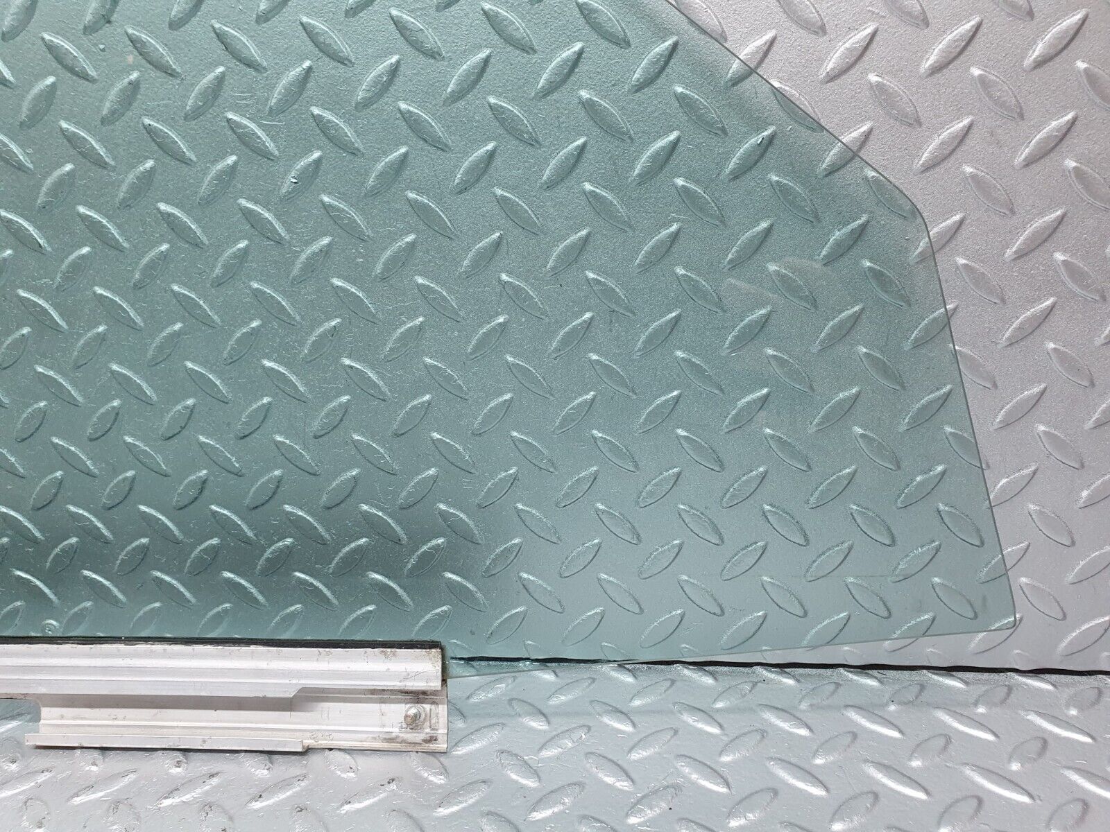 41408 Mercedes-Benz W124 200E Front Left Door Window Glass