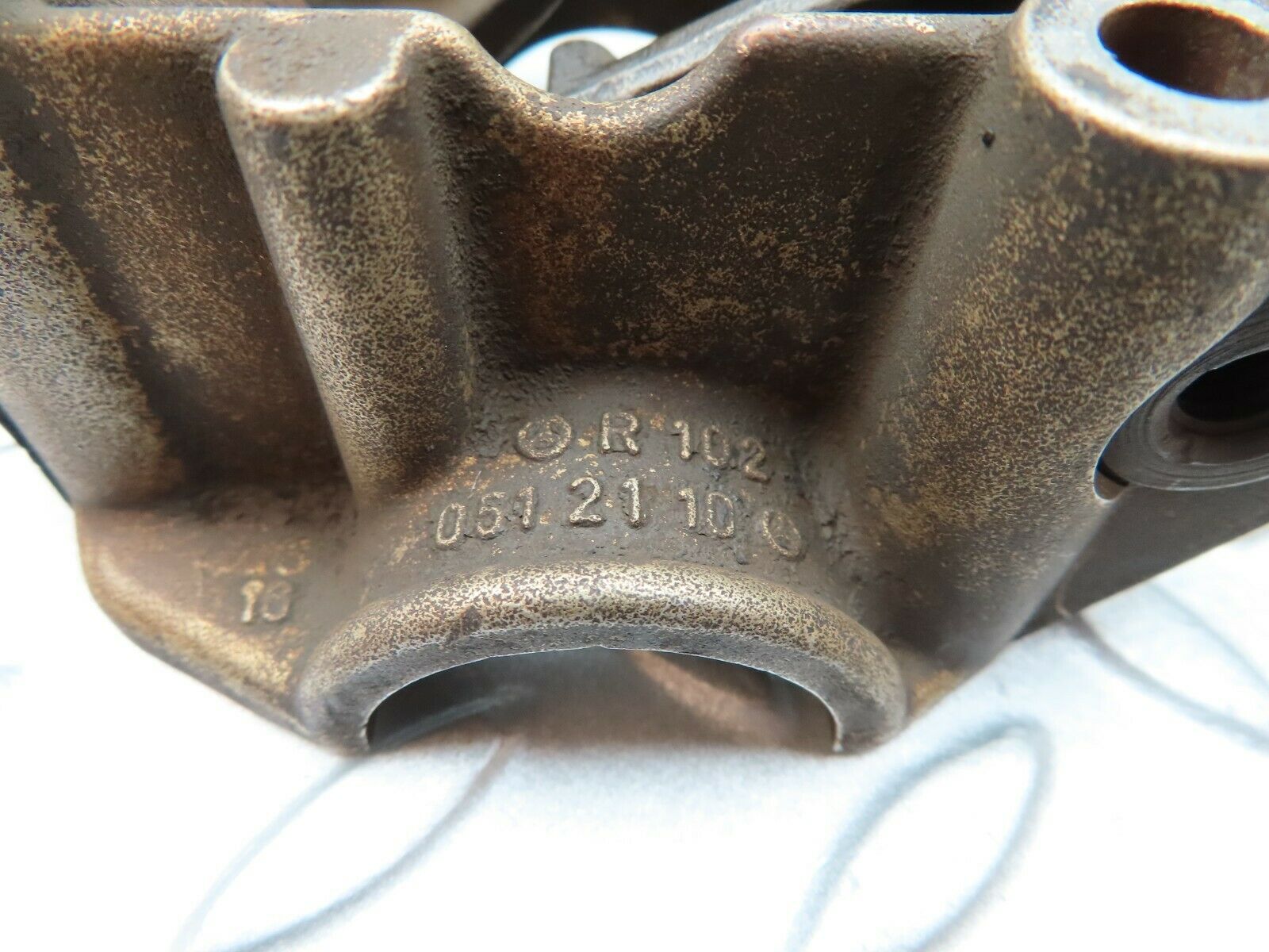 3888 Mercedes-Benz S123 200T Wagon Rocker Arms Camshaft Bearing Block 1020512110