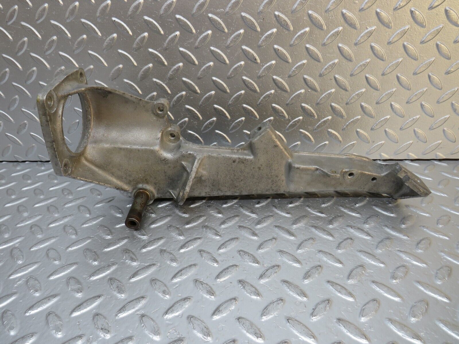 32263 Mercedes-Benz C107 350SLC Coupe Coupe Brake Pedal Bracket 1072940901