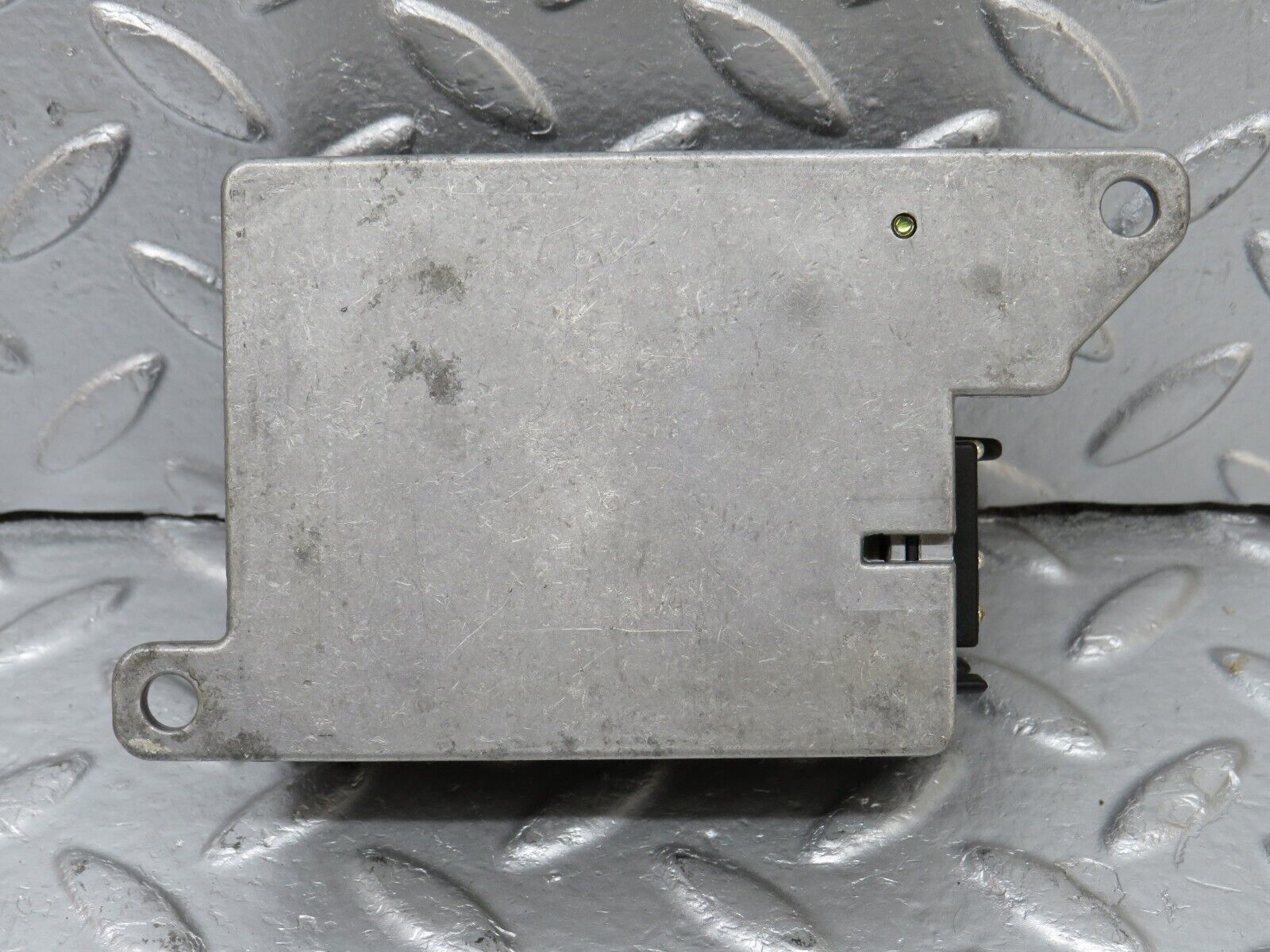 33717 Mercedes-Benz W201 190E 2.0L Crash Sensor 0038200610 0285001050