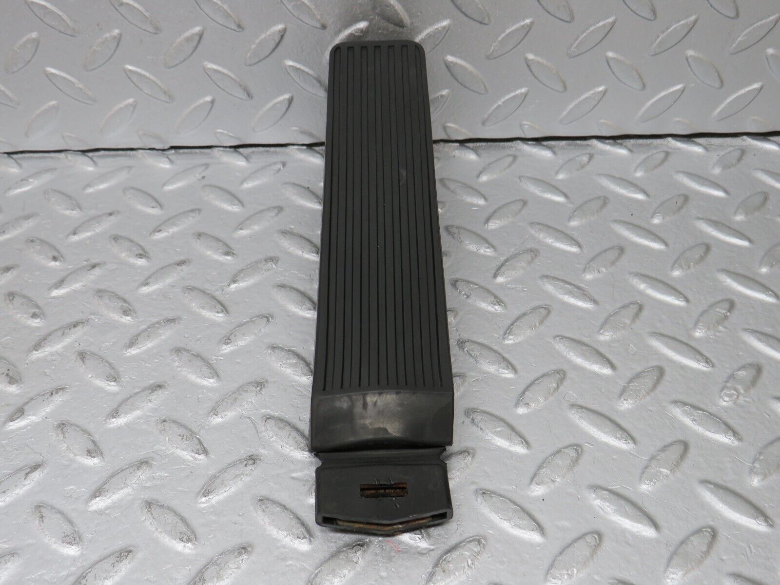 36100 Mercedes-Benz W126 420SE Accelerator Pedal With Rubber 1263000504 1233010082