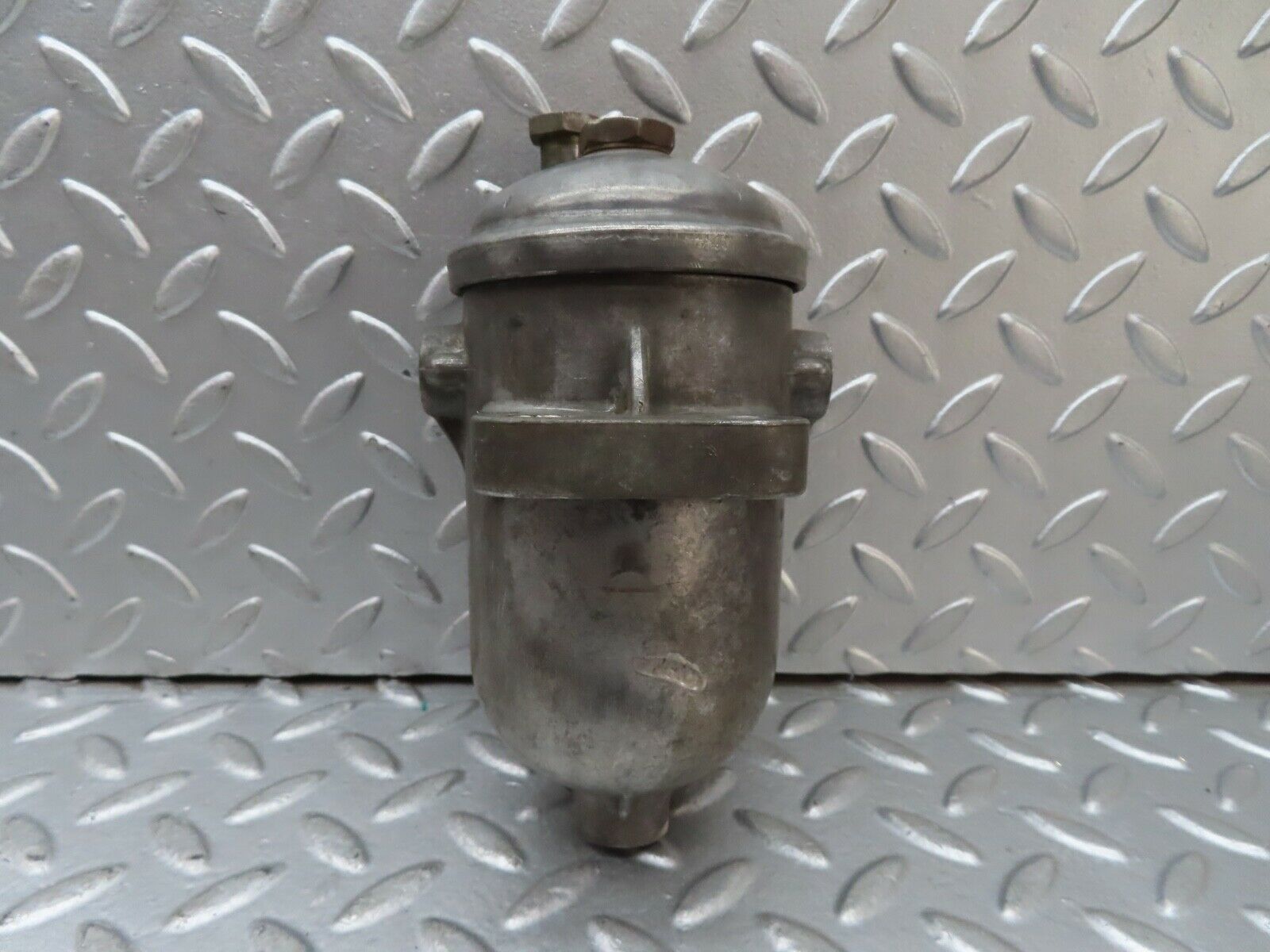 19224 Mercedes-Benz W123 300D Fuel Filter Housing 0450101011