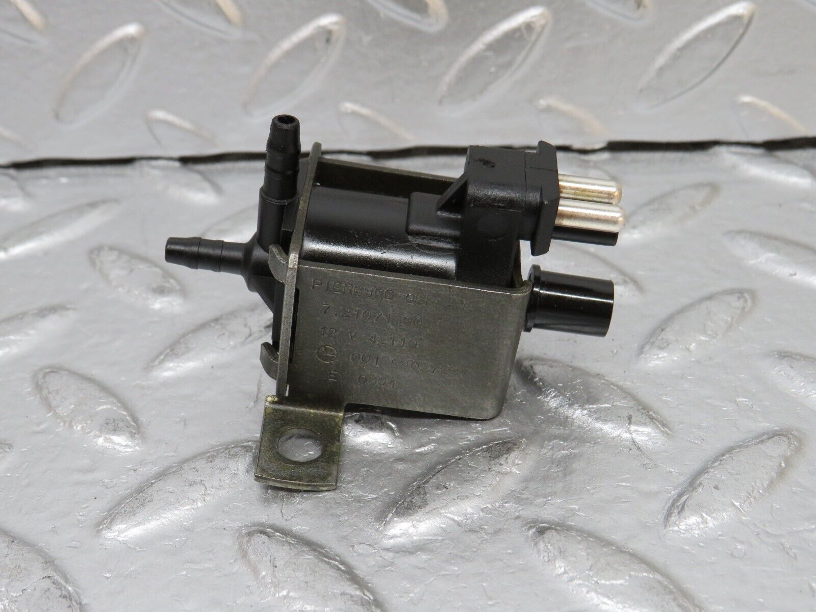 0582 Mercedes-Benz W123 230E Pierburg Vacuum Control Valve 0035450832
