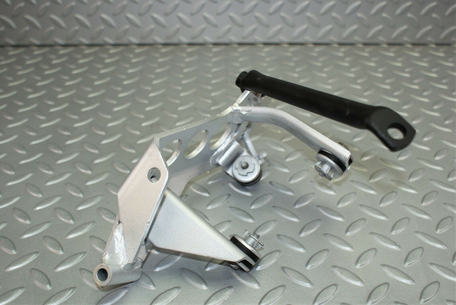 2999 Mercedes-Benz C123 280CE Coupe Power Steering Pump Holder Bracket