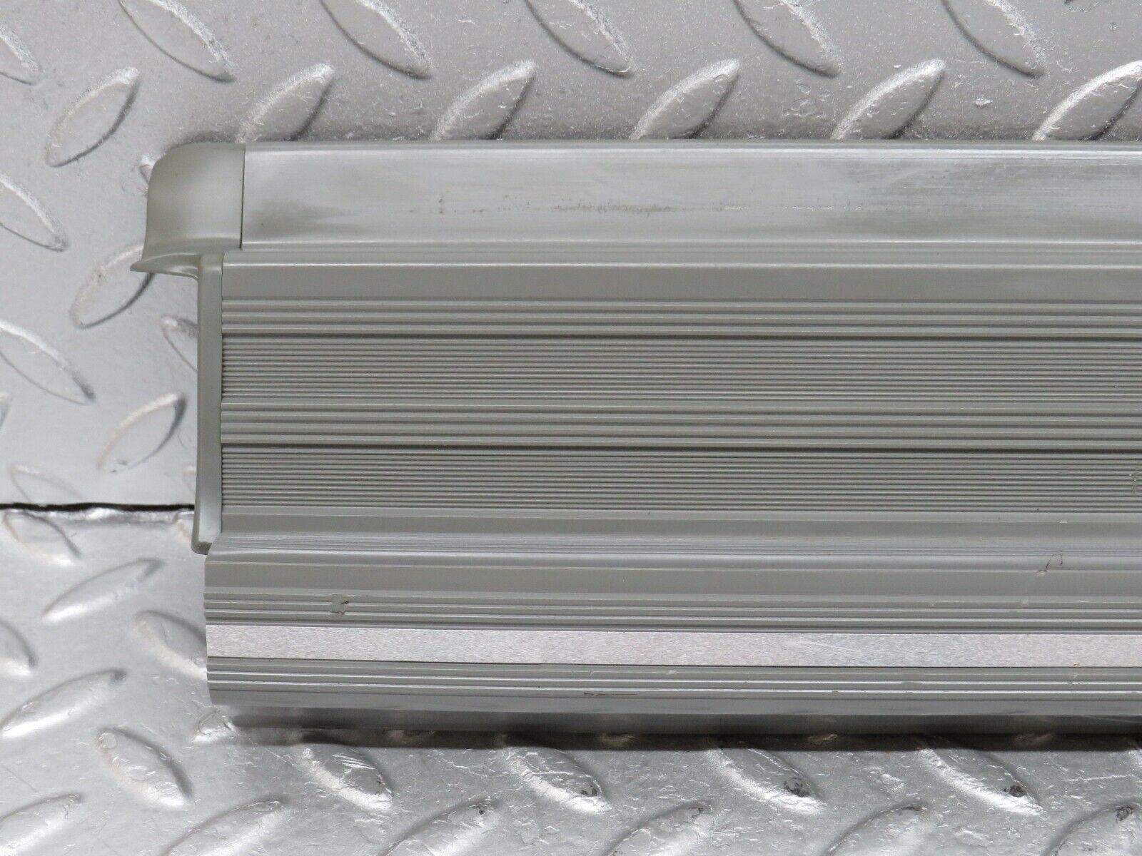 35992 Mercedes-Benz W126 420SE Rear Left Door Sill Trim Grey