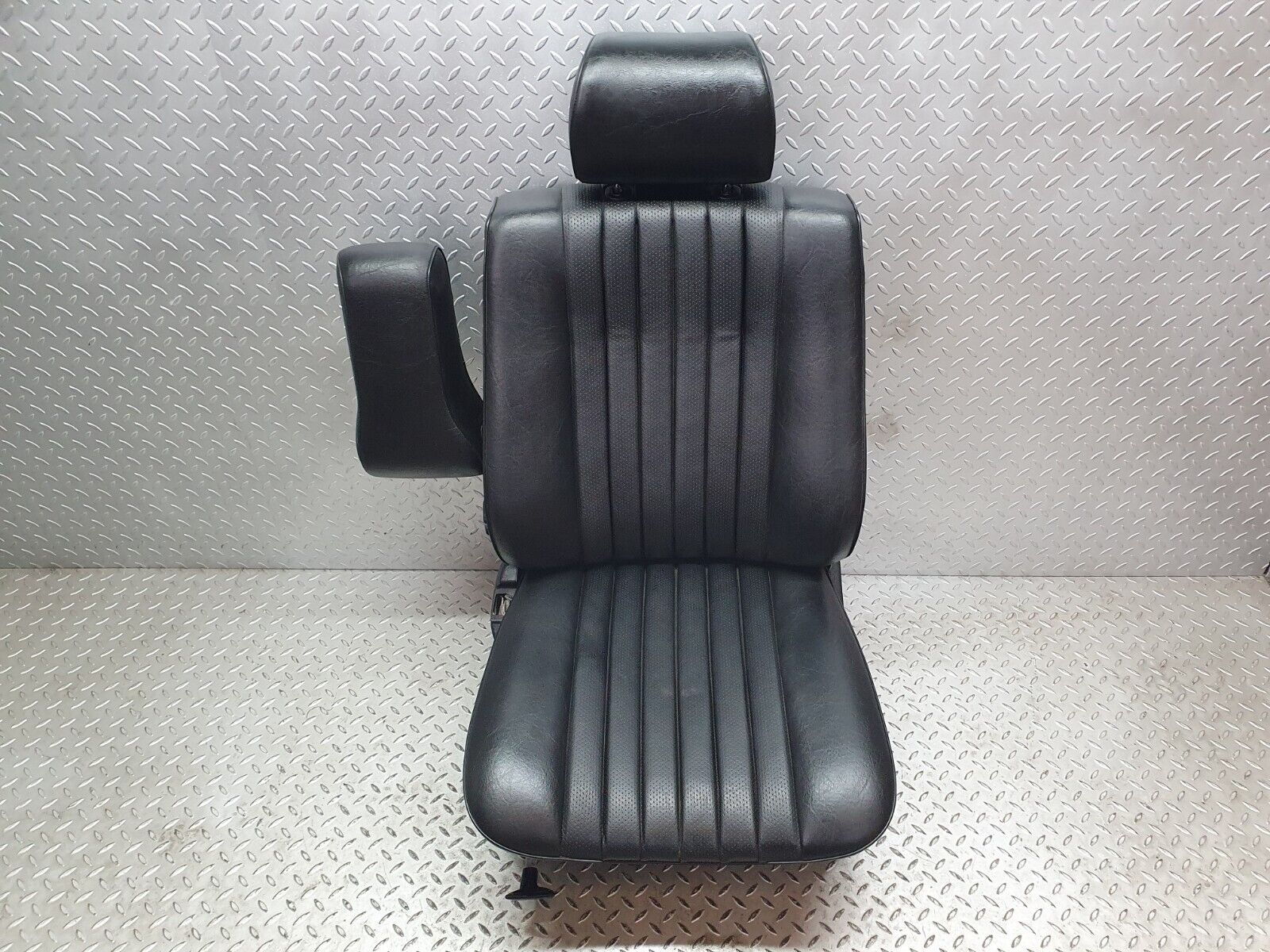 40807 Mercedes-Benz W123 300D Front Left Seat Leather Black