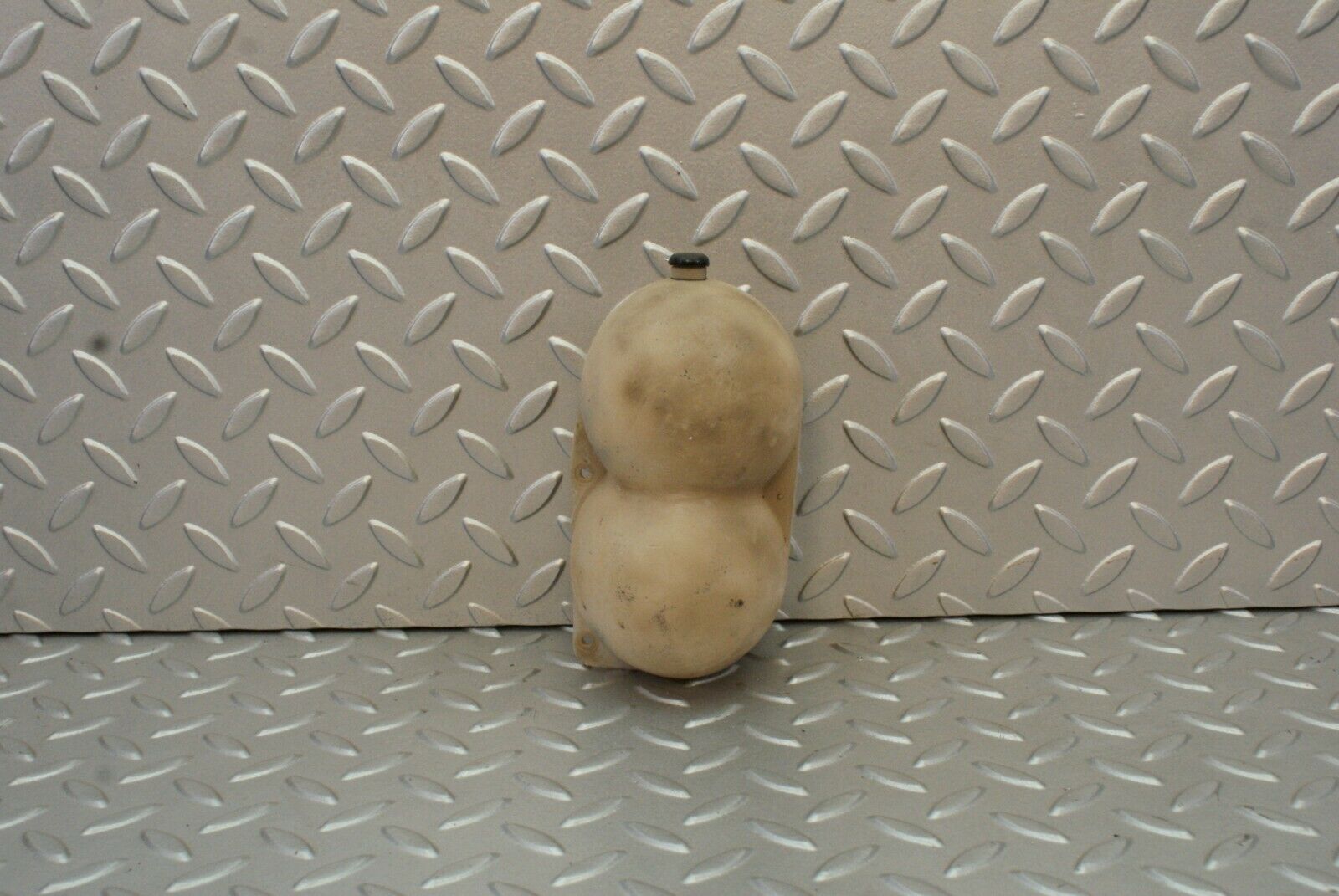 2730 Mercedes-Benz W123 280E Vacuum Reservoir