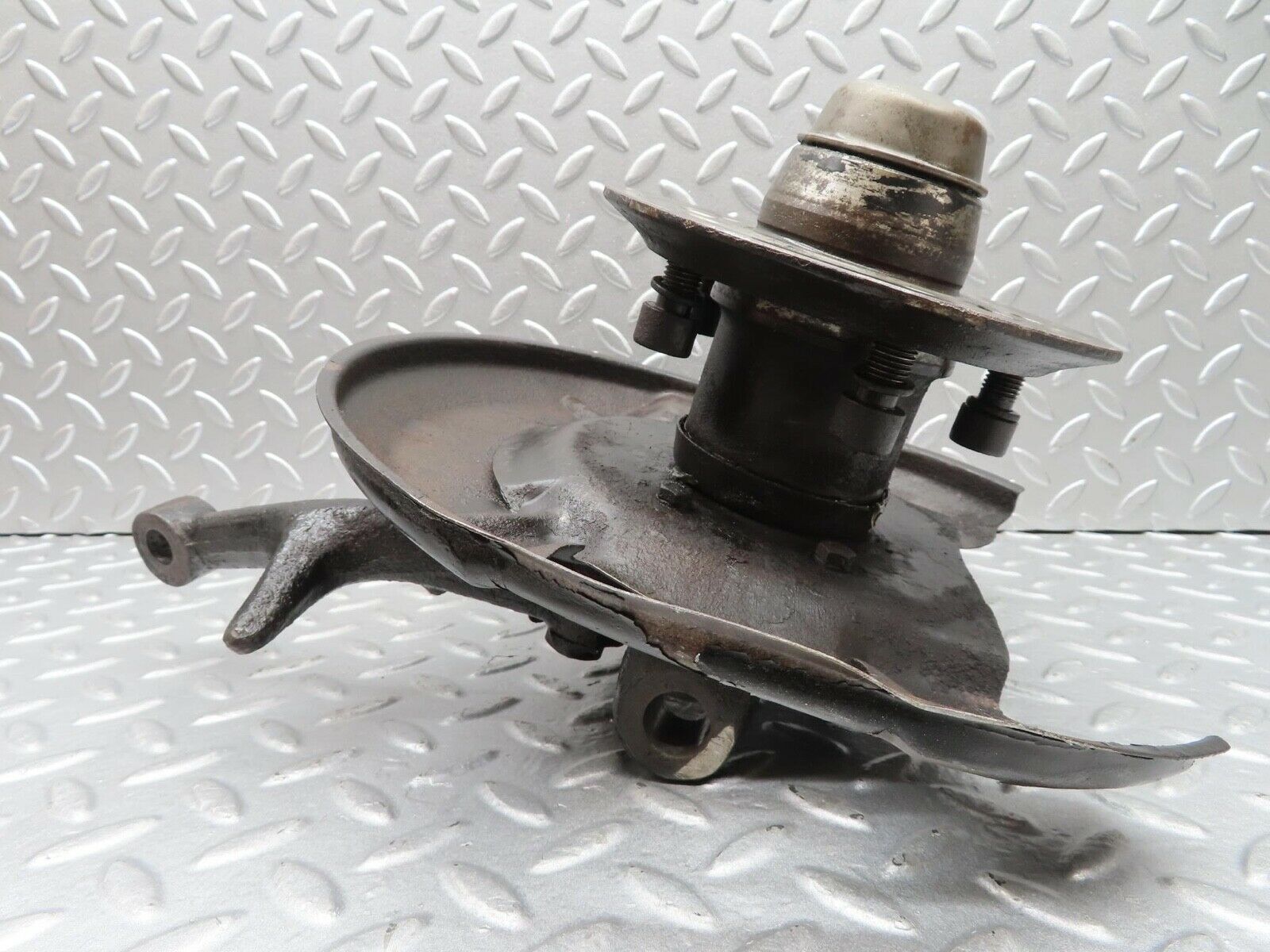 14171 Mercedes-Benz C107 280SLC Wheel Hub Front Right