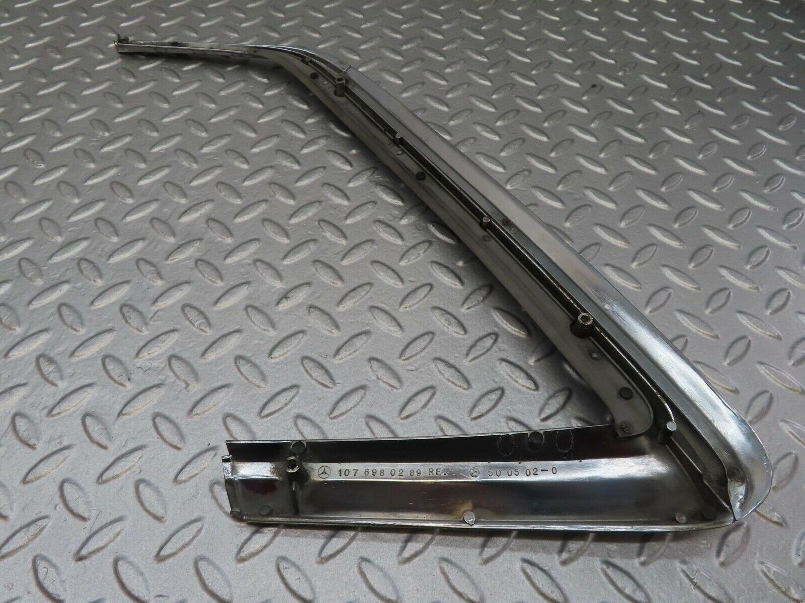 14010 Mercedes-Benz C107 280SLC Quarter Window Trim Right 1076980289